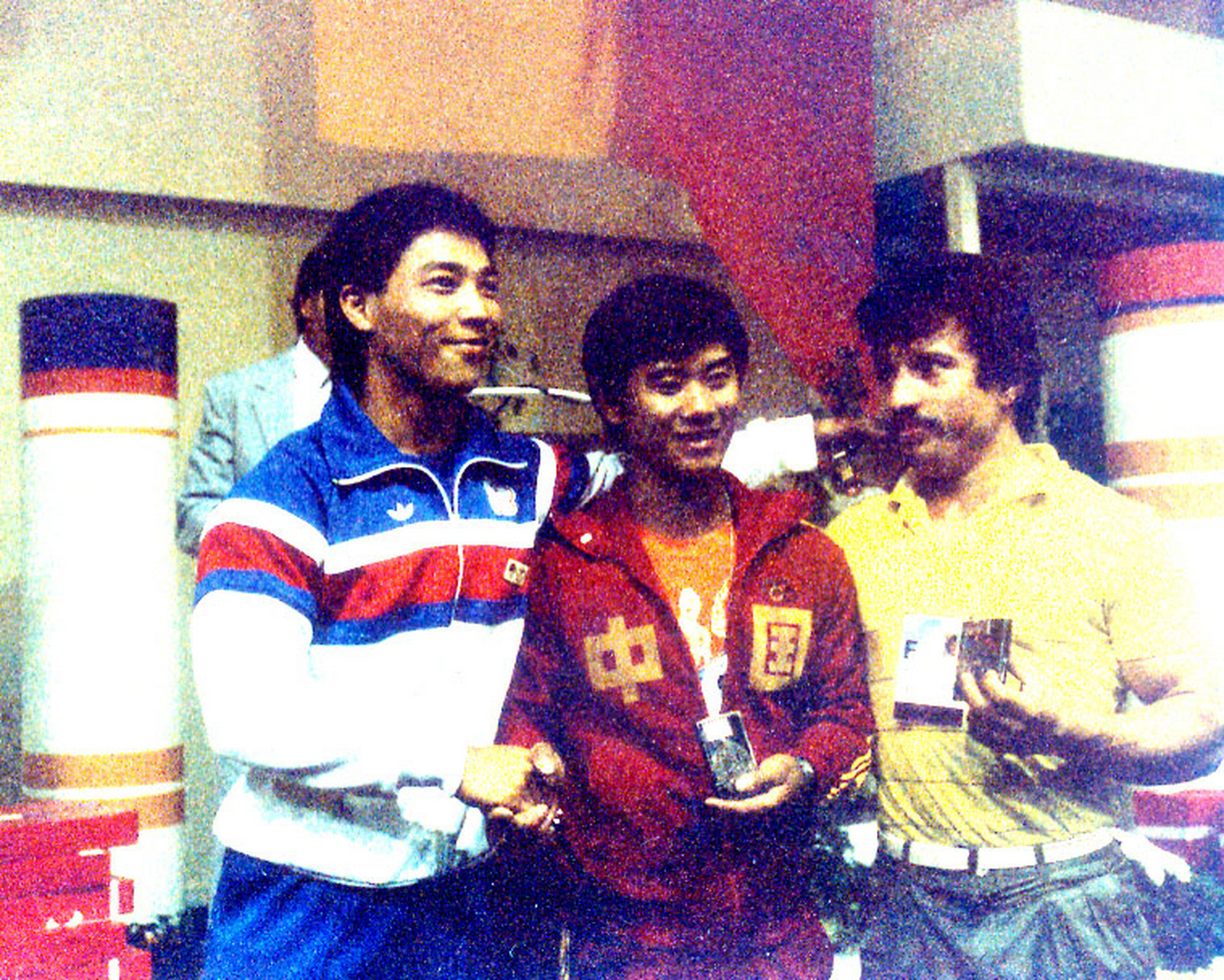 举重运动员# 1977年,陈伟强参加第8届亚洲举重锦标赛获52公斤级拙举