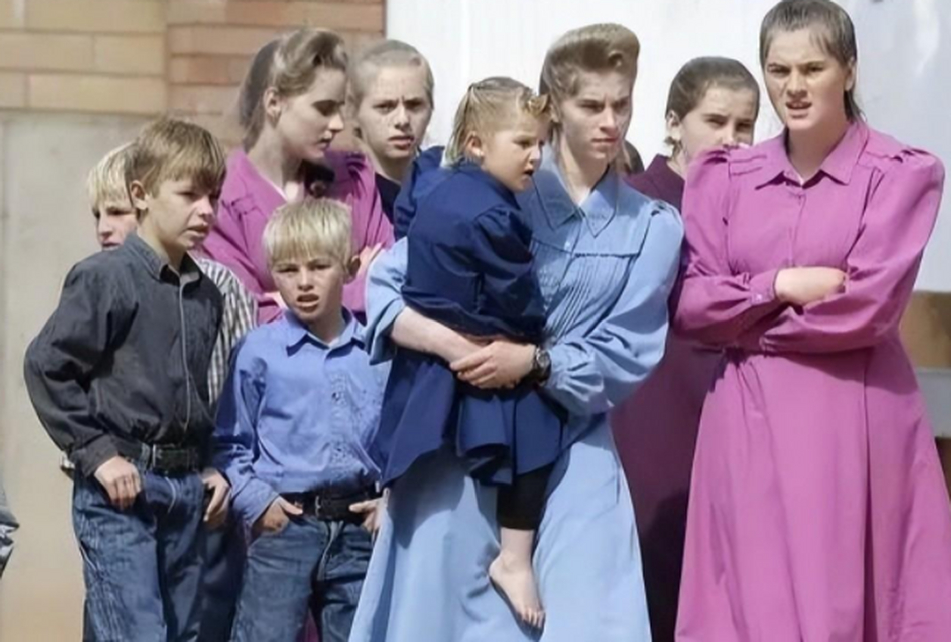 美国农场主有78位老婆?其实是靠坑蒙拐骗,对"老婆"精神控制