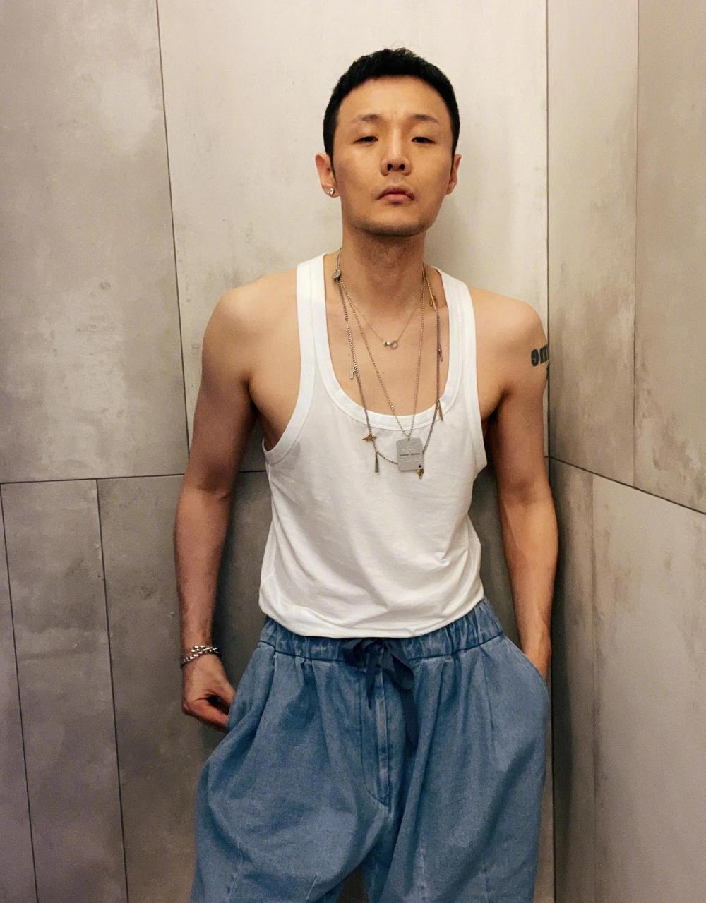 gif创作人# 听说寸头是检验帅哥的标准,大家觉得李荣浩的新发型咋样