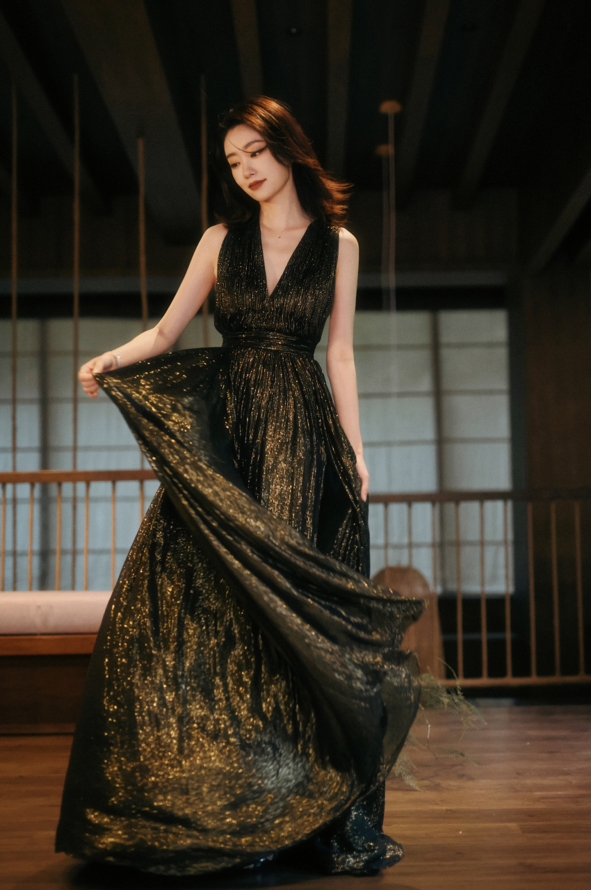 张小斐最新大片,一袭黑金深v露背长裙, 裙摆轻旋,以黑金描攀柔媚, 一