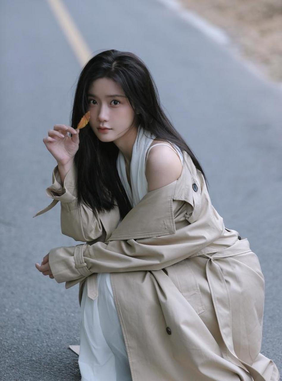 陈意涵风衣白裙造型写真 气质温婉性感中略带小妩媚 #娱乐最前沿