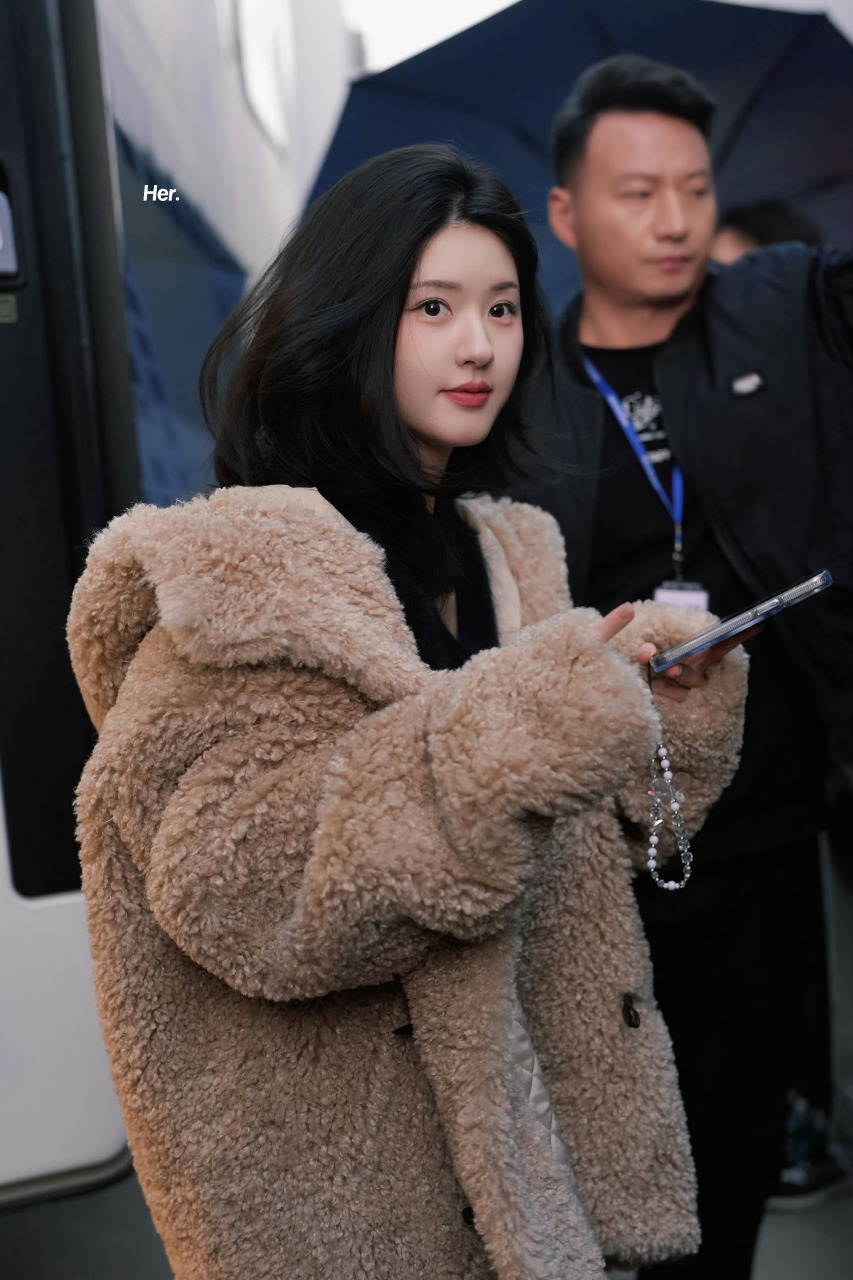 赵露思的短发造型,侧脸看着有点儿像林允儿,你觉得呢?