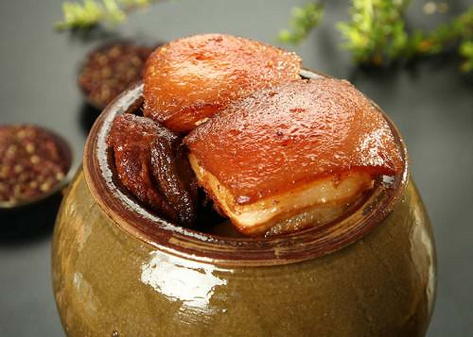 坛子肉也叫罐罐肉或全家福,是四川乡土风味极其浓郁的一道菜.