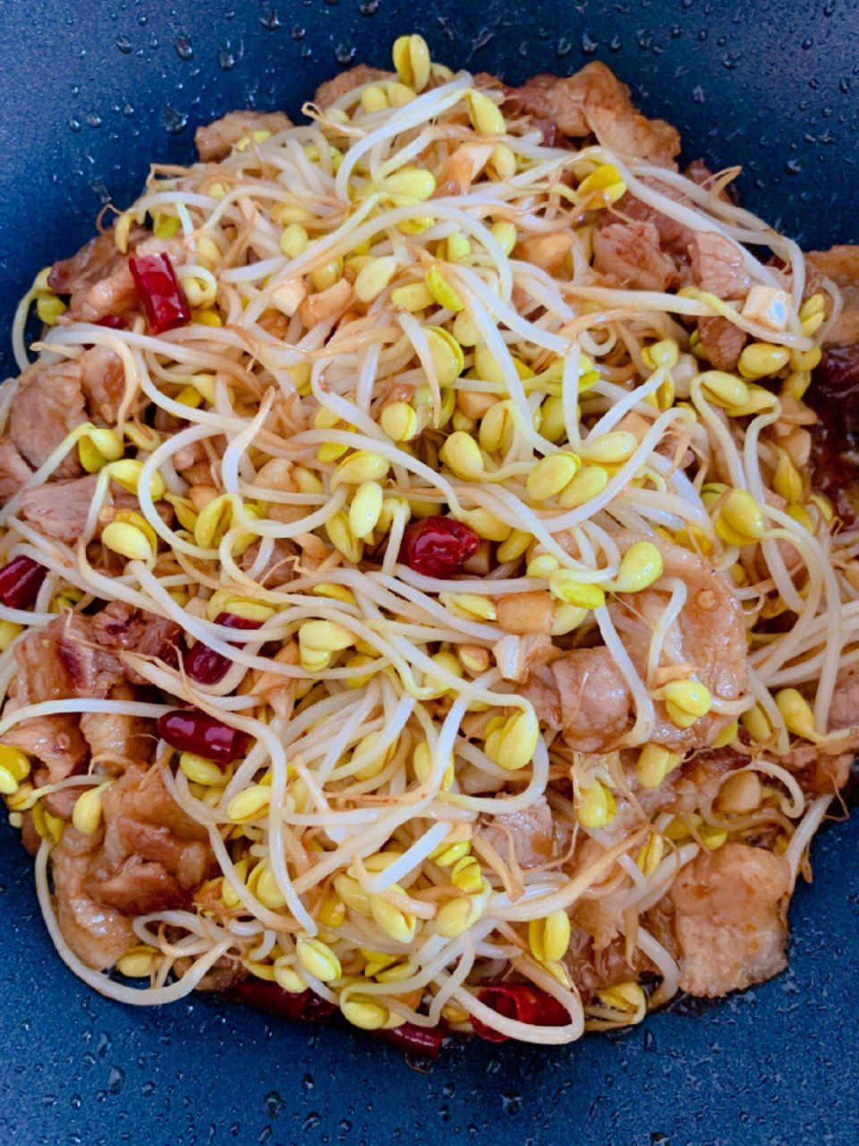 豆芽炒肉,爽口好吃超下饭,简单好学零失败 食材:黄豆芽约500g,五花肉1