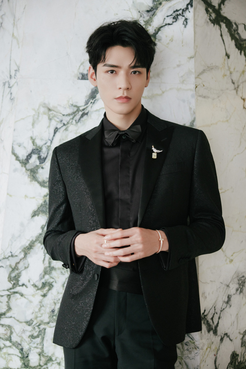 龚俊黑西装精致大片