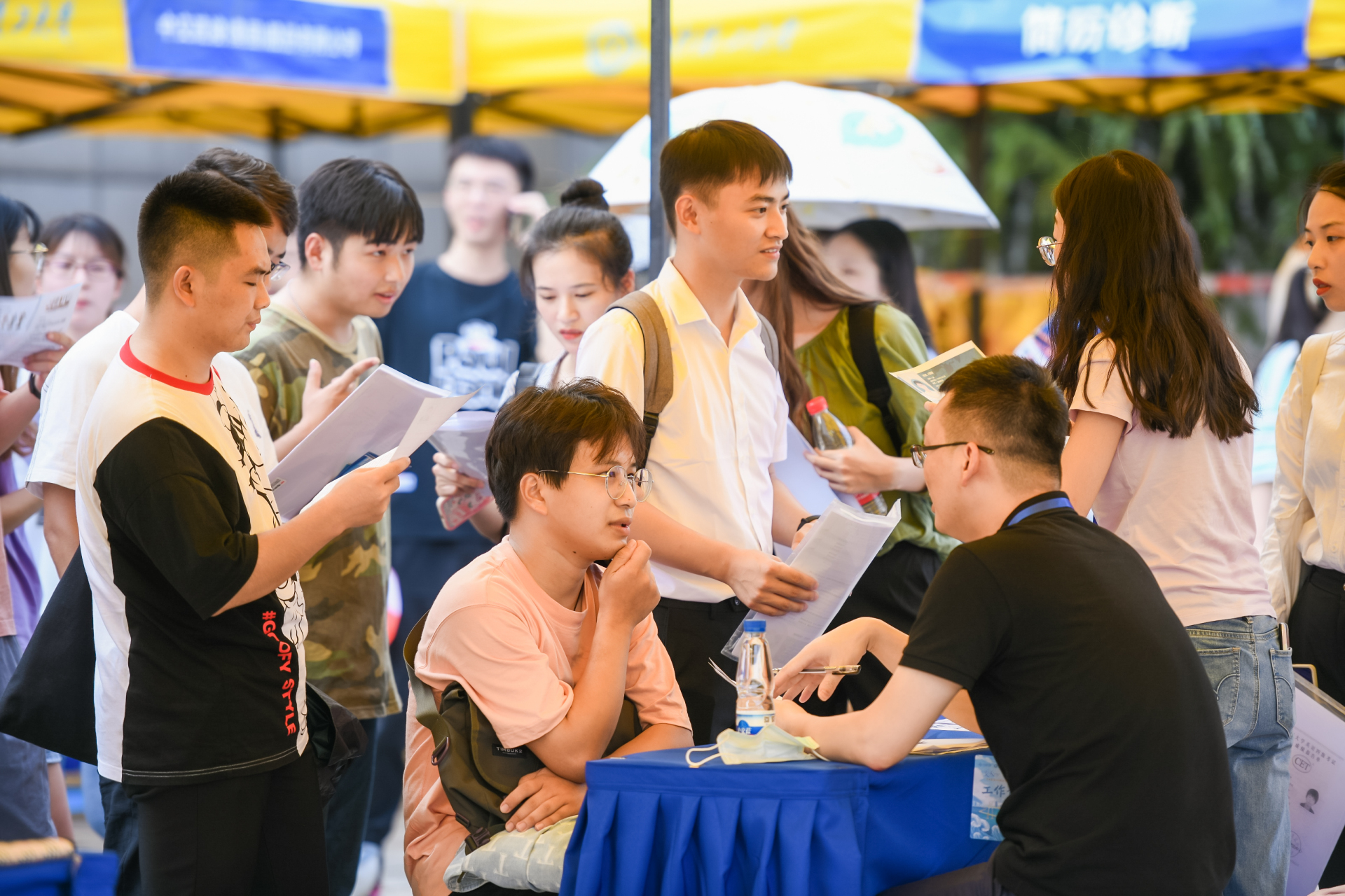 如果你对这个数字没概念的话,对比下2014年的数据,那会的应届毕业生