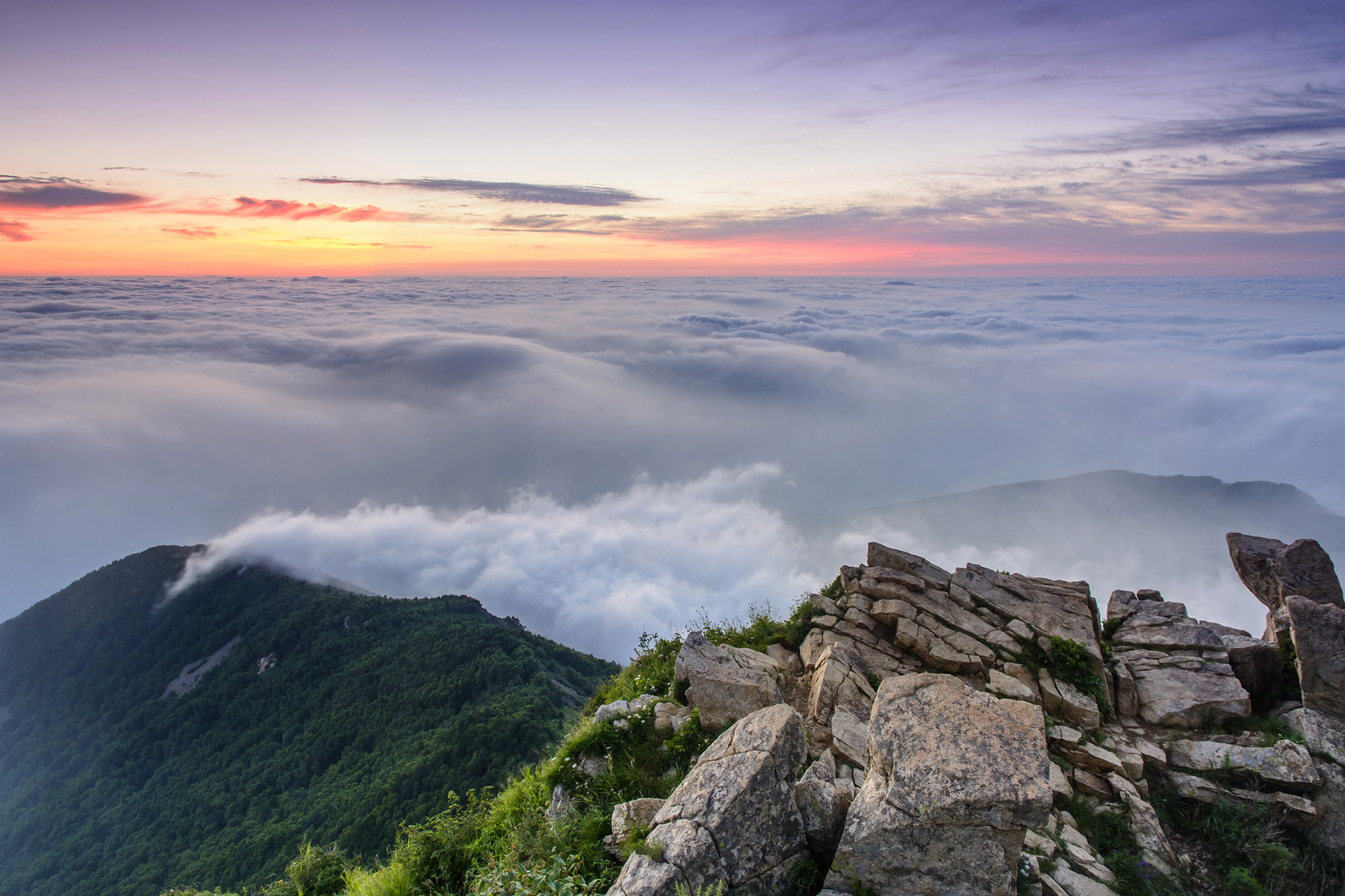 距离北京不远,交通方便的河北雾灵山景区,是夏日的度假好地方,深受