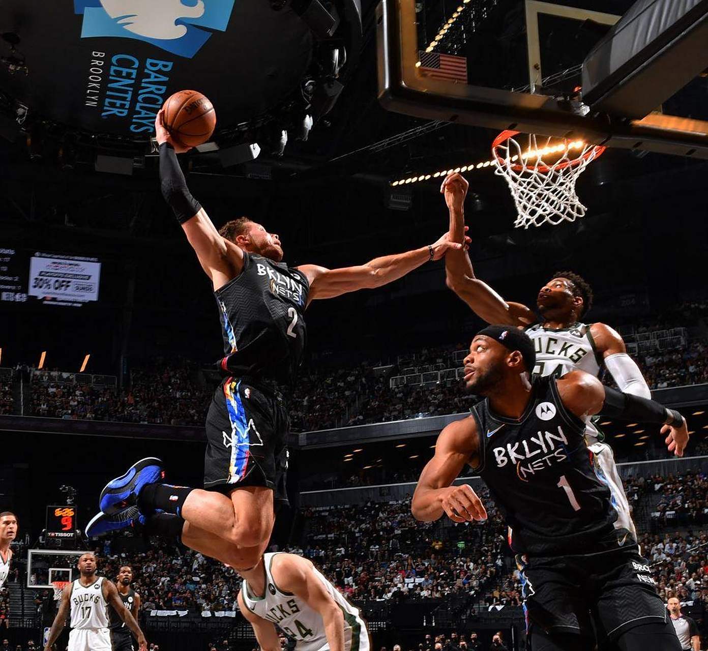 gif创作人# 格里芬隔扣字母哥, 这一球令篮网球迷热血沸腾, 不过紫父