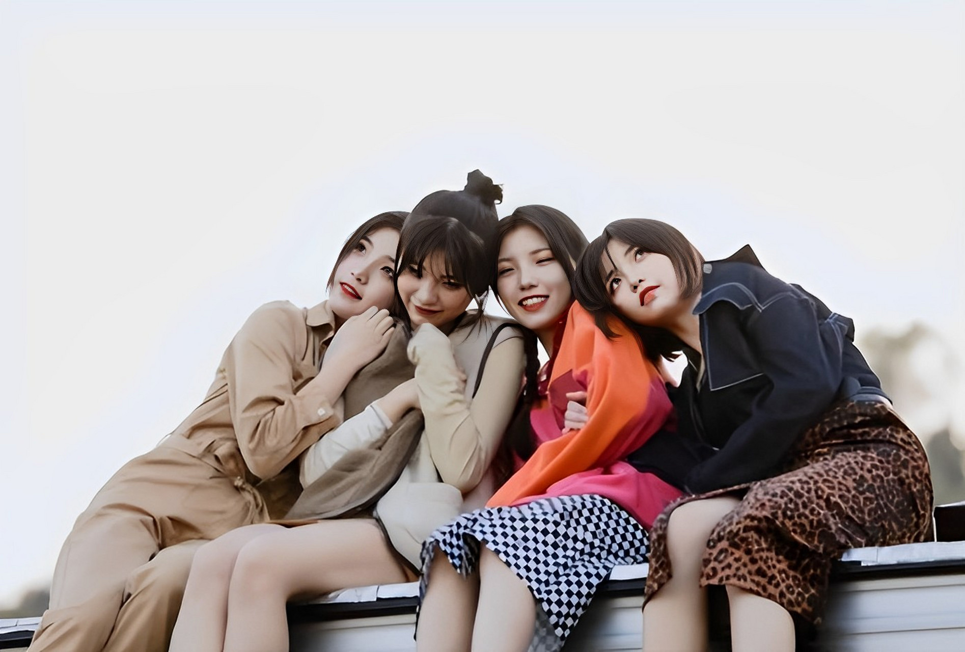 唏嘘 四姐妹1998年出生,曾参加《青春有你》这档节目,四人因样貌姣好