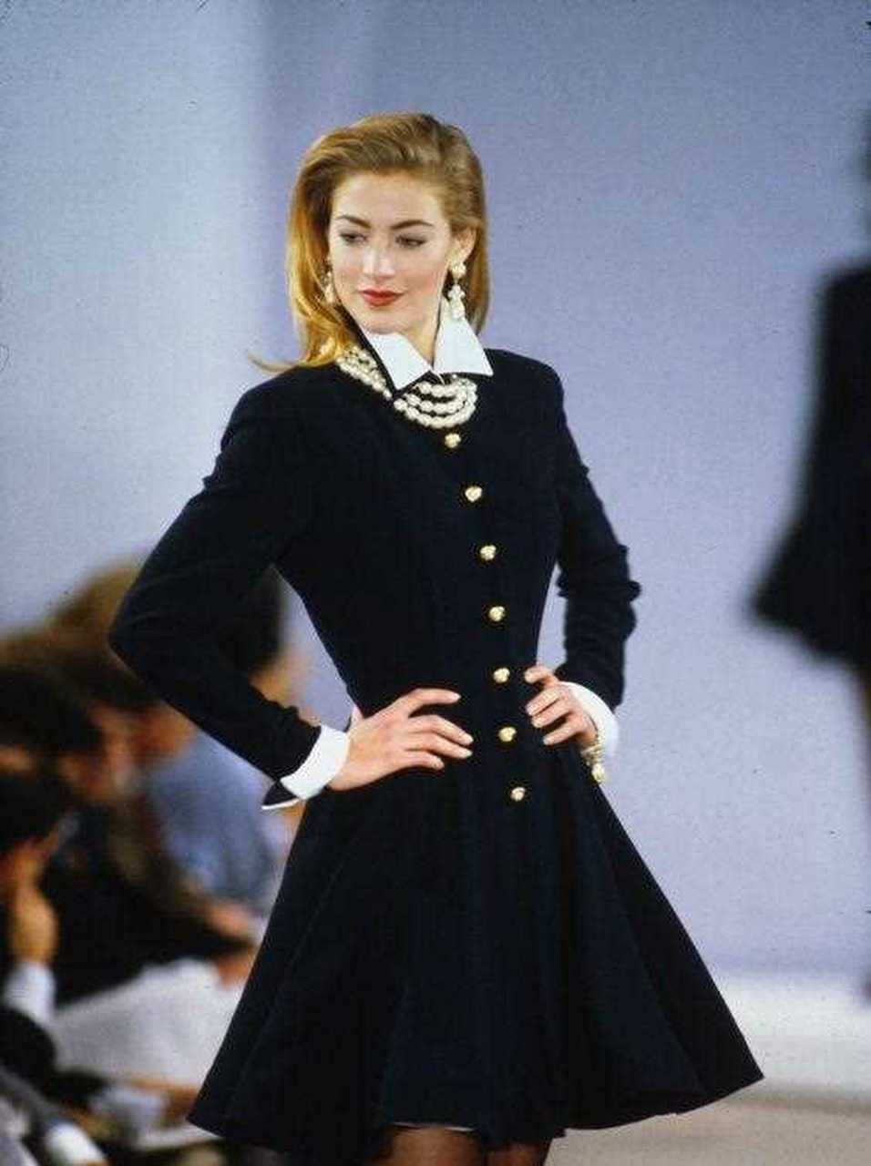 90年代的香奈儿黑白经典穿搭,白衬衫和黑裙的经典搭配,将复古优雅的