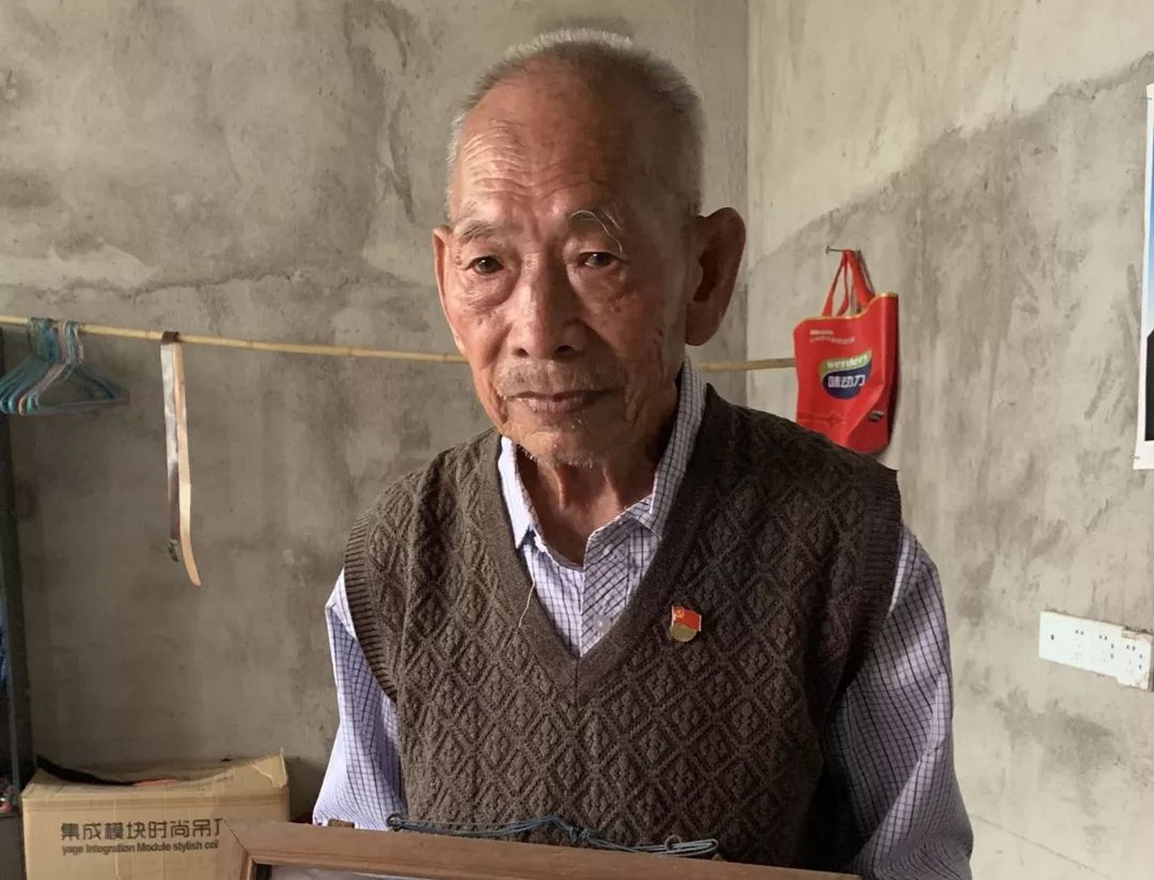 照片中这位年迈的老人叫杨荣显,他曾亲手将自己8个儿子送上前线,结果