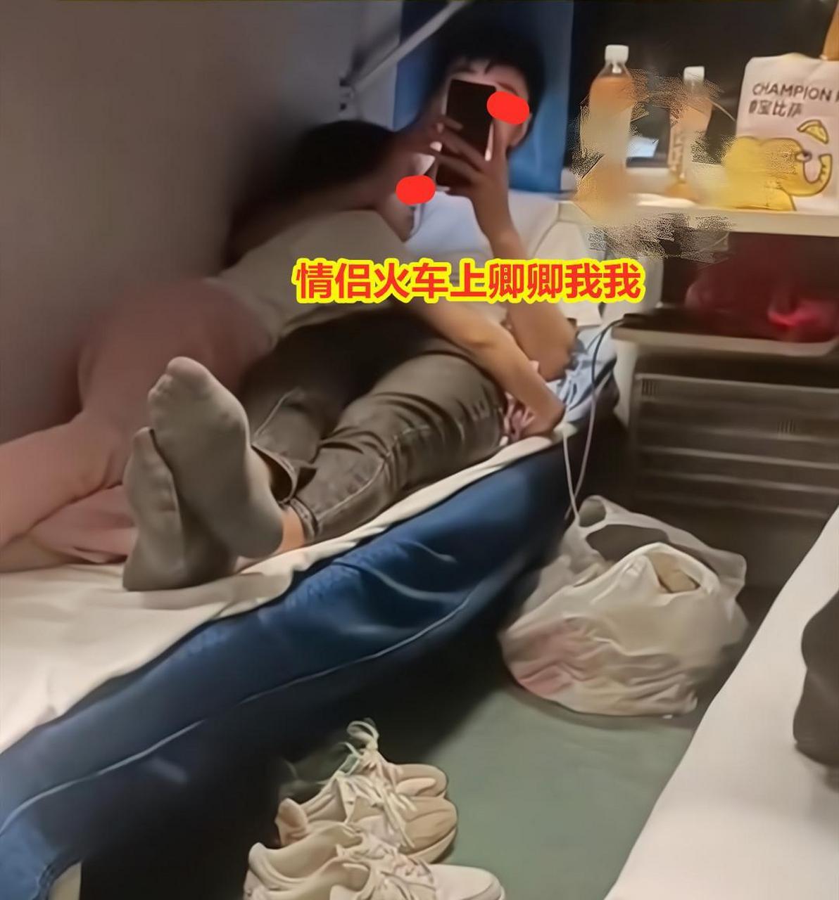 情侣坐火车情难自禁,挤一个卧铺紧紧相拥,女生看着男生一脸柔情 情到