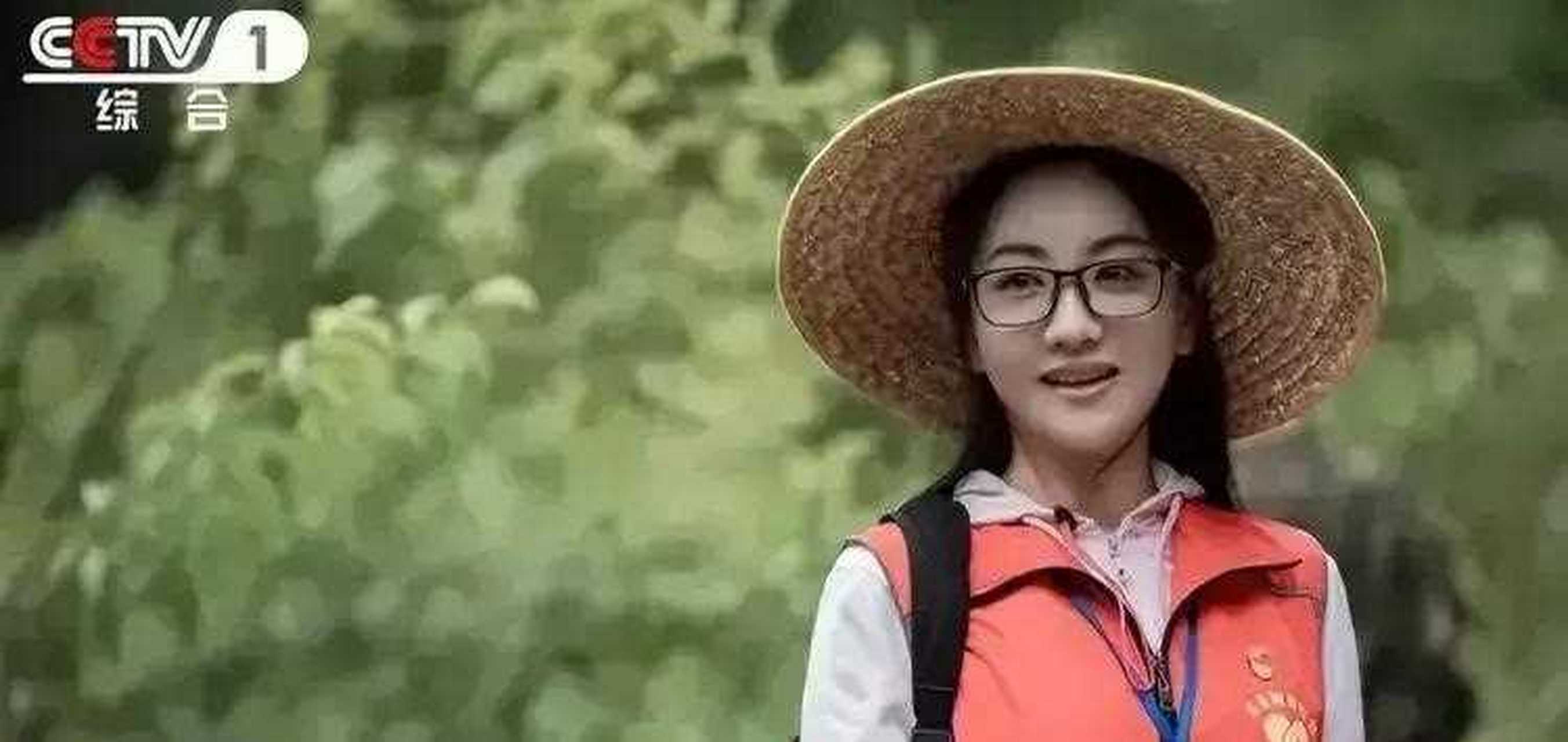 今年41岁的她,饰演的黄文秀真是人如其名,文静秀丽,戴着黑框眼镜,不