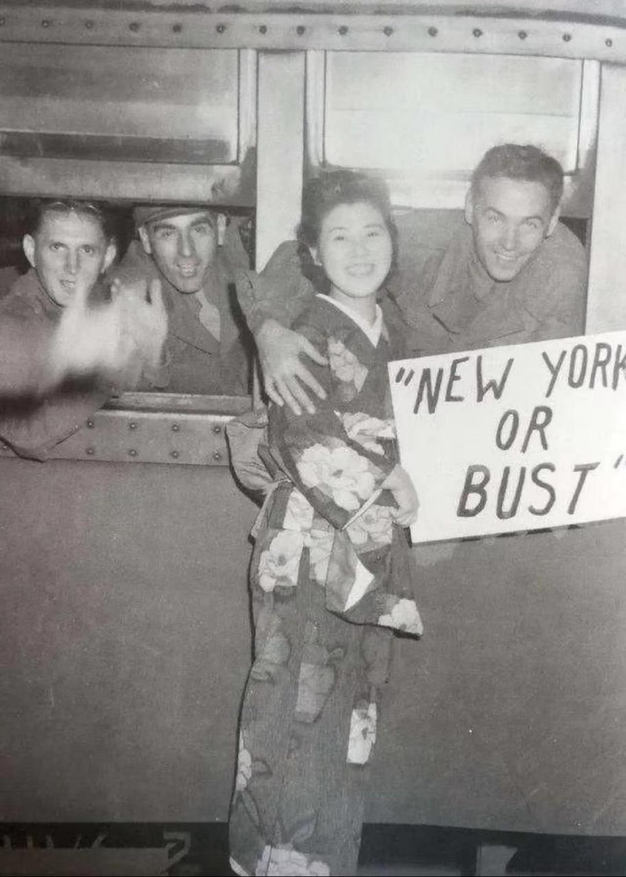 40年代,一名日本女子挺身队的女子身穿日本传统的和服正在满脸堆笑的