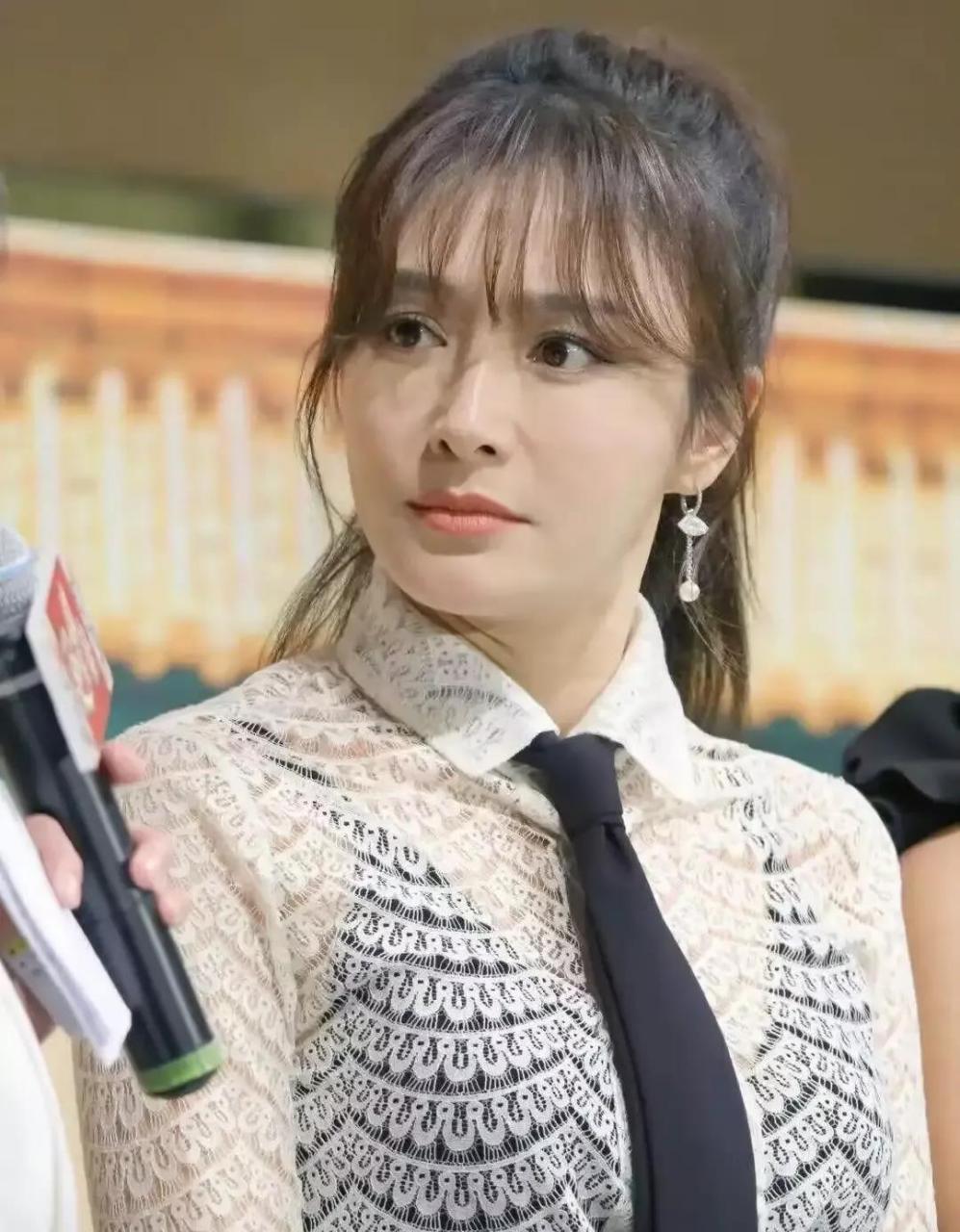 只不过扎了一个高马尾,搭配稀薄的空气刘海,直接嫩出了高度,40多岁