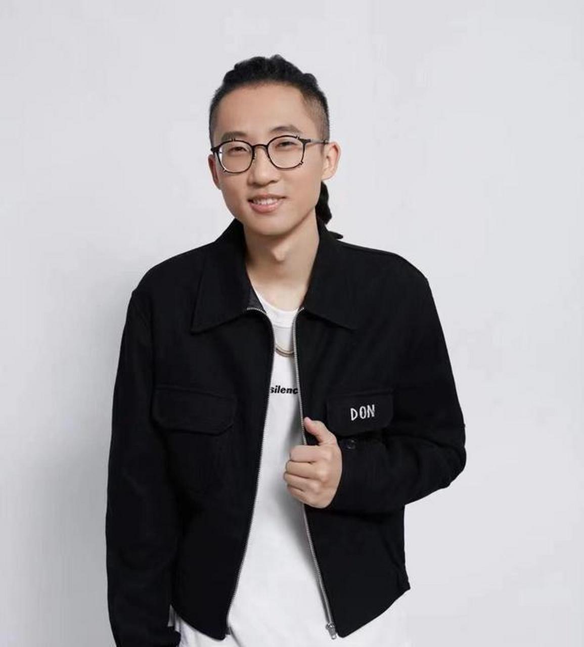 池子之前是国内著名脱口秀演员,自己也比较出色靠着自己过人天赋大方