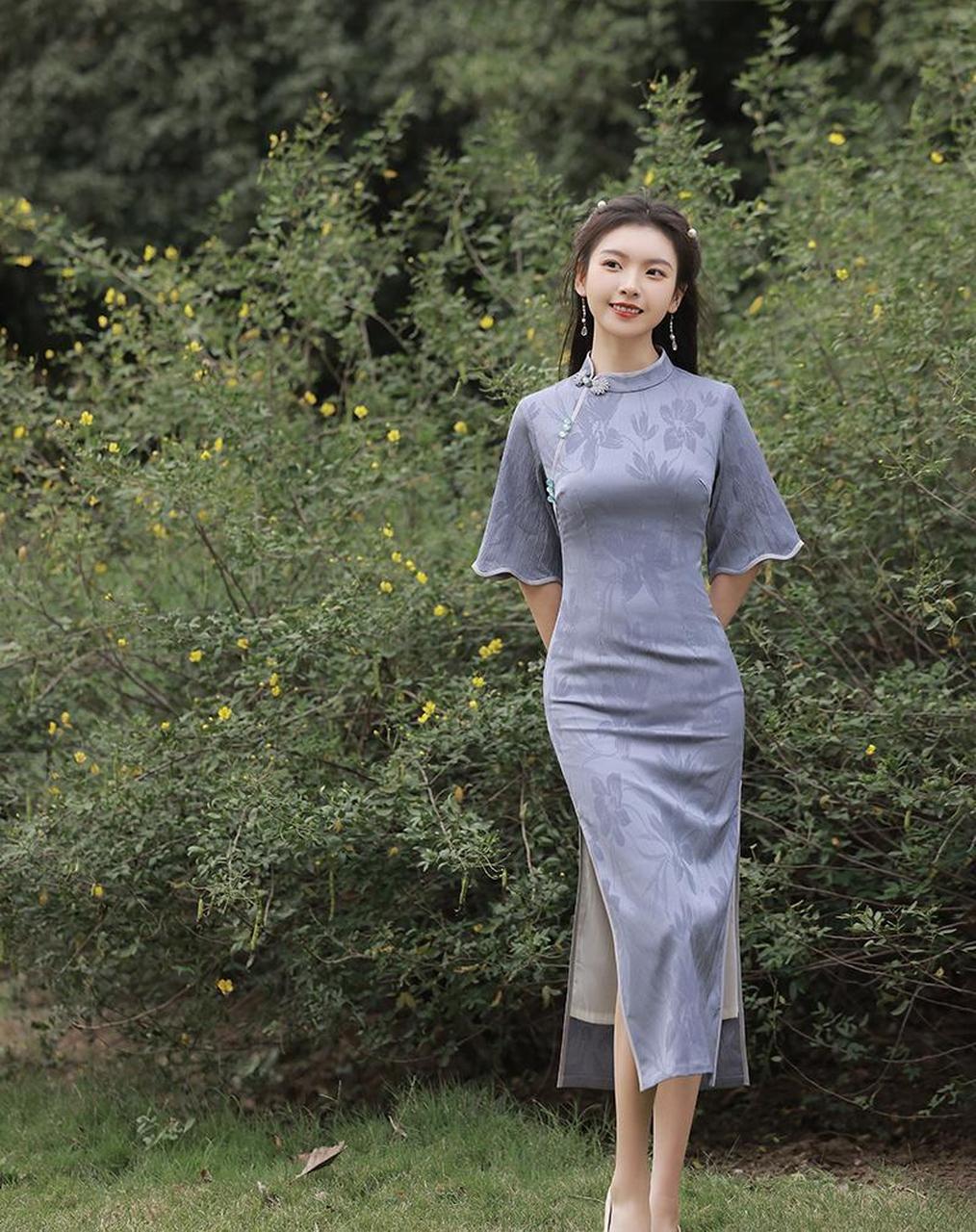 古典风美女穿搭,新中式灰色刺绣花纹旗袍