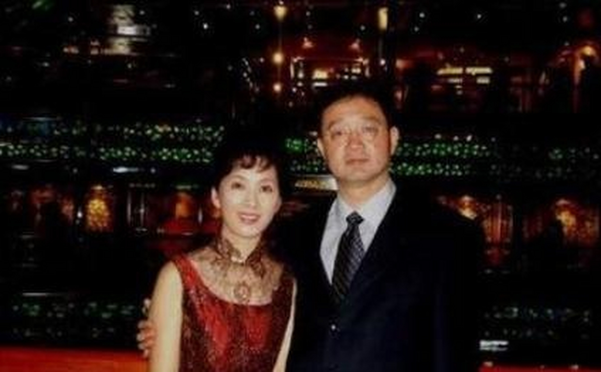 1979年,龚雪出演了长春电影制片厂拍摄影片《祭红》,突破性的一人分饰