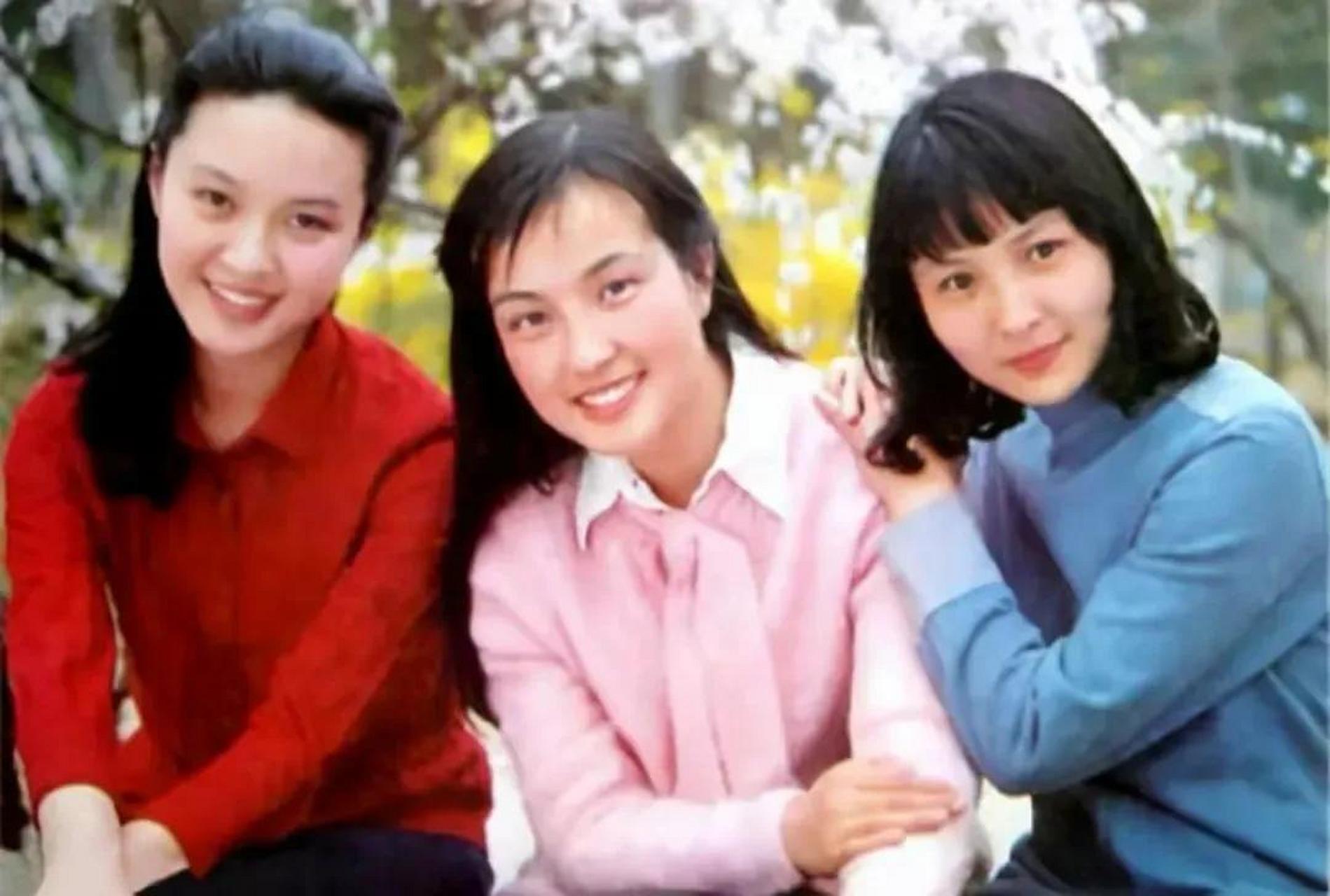 在90年代,刘晓庆与其他两位女星的一张合影引起了人们的关注.