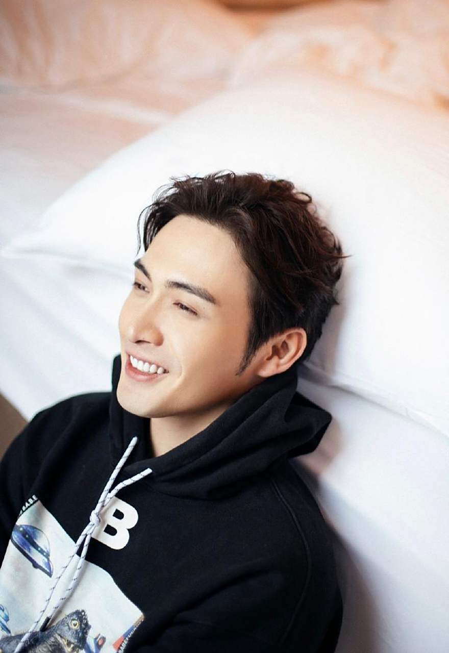 拍戏,他演的角色需要好几个特效妆,所以都会比别的演员提前很久化妆