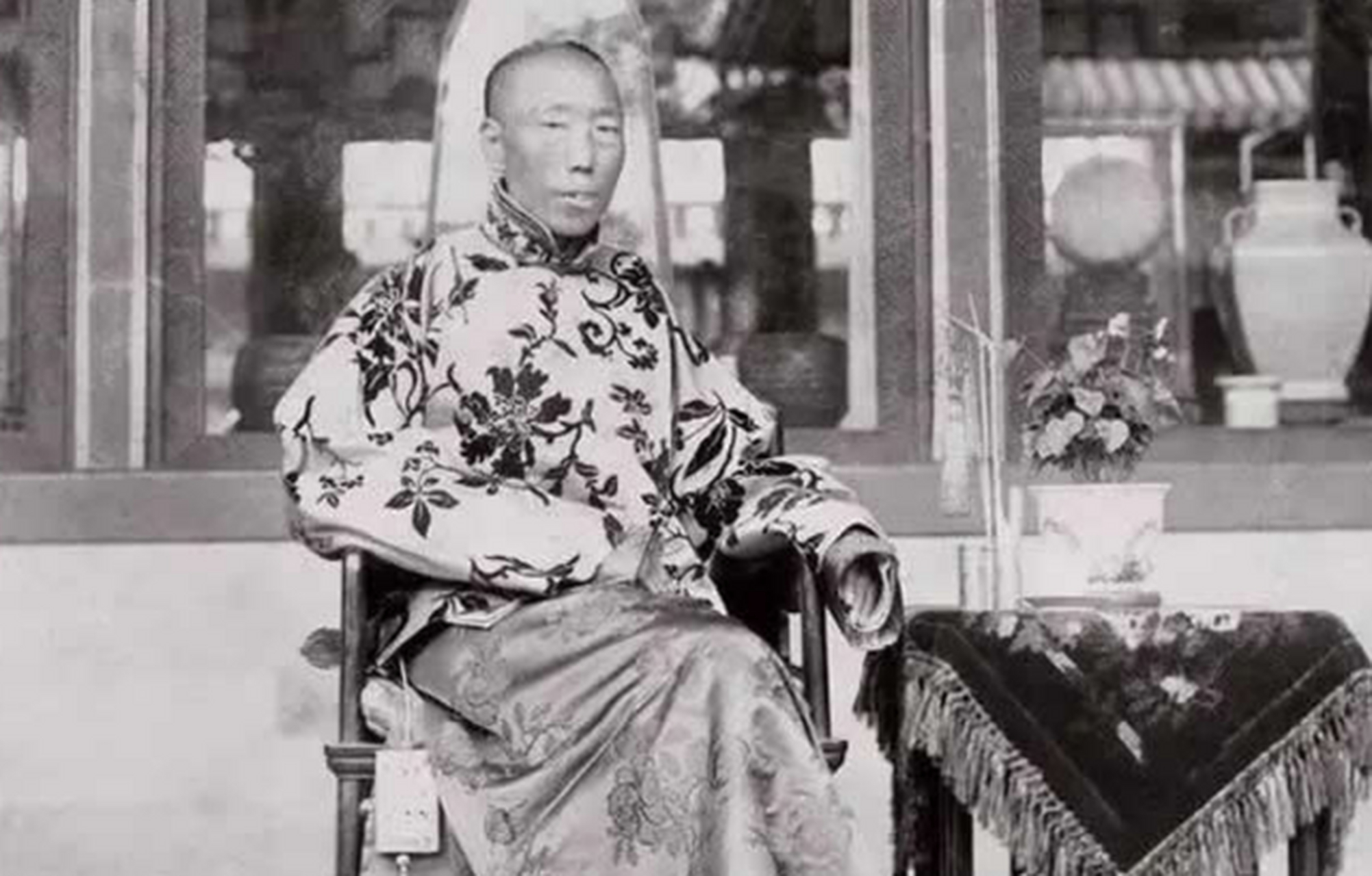 这是晚清末年皇宫里的老宫女张玉春在荡秋千时候的留影,通常宫女一般