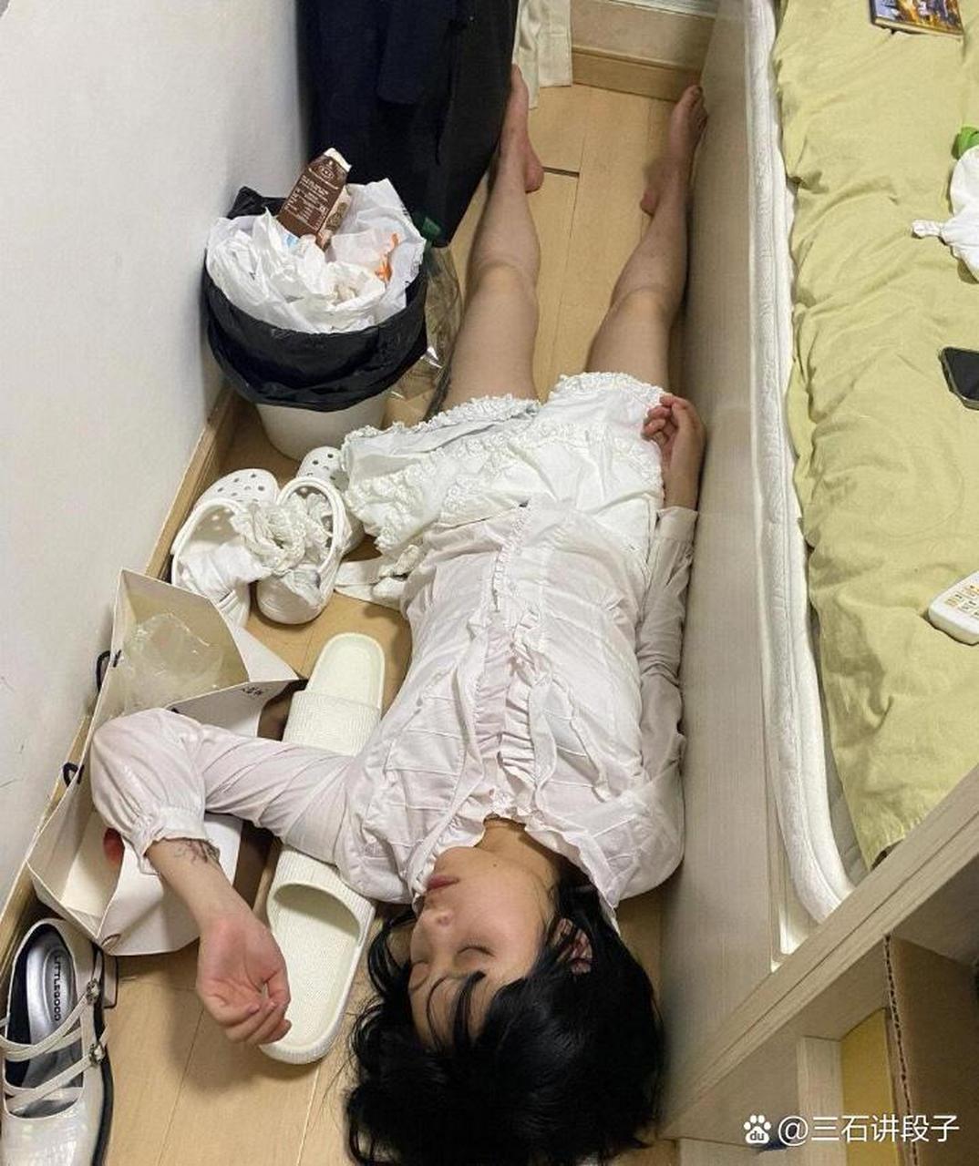 女同事失恋喝多了,可真难办