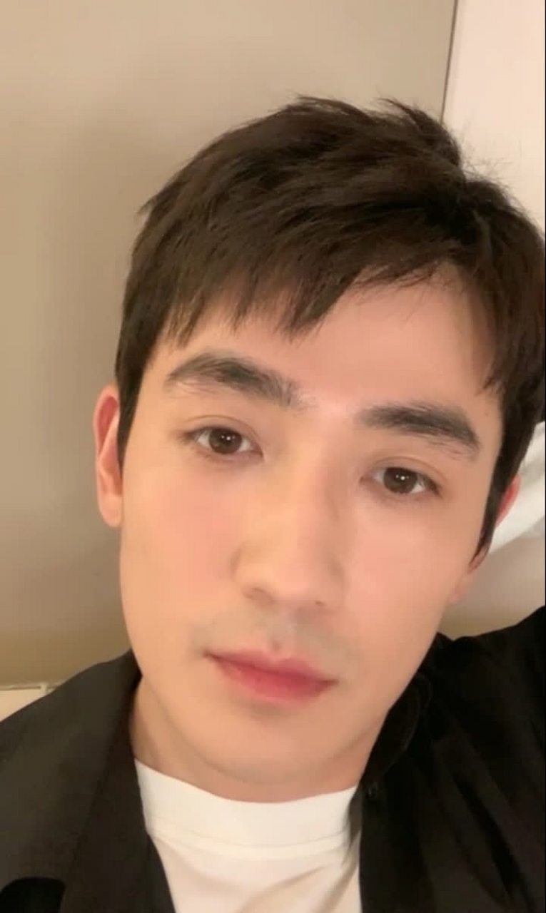 朱一龙#朱一龙生日直播,胡茬清晰可见,素颜大图让他的脸更加精彩.