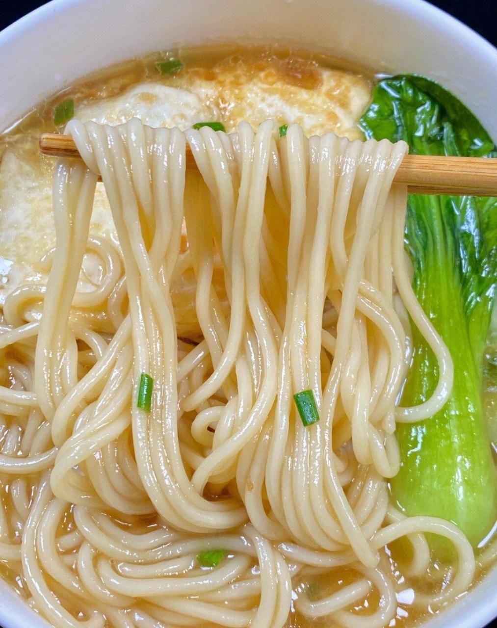 今天分享美味的煎蛋清汤面,热腾腾的巨好吃!汤鲜味美,清淡美味又营养!