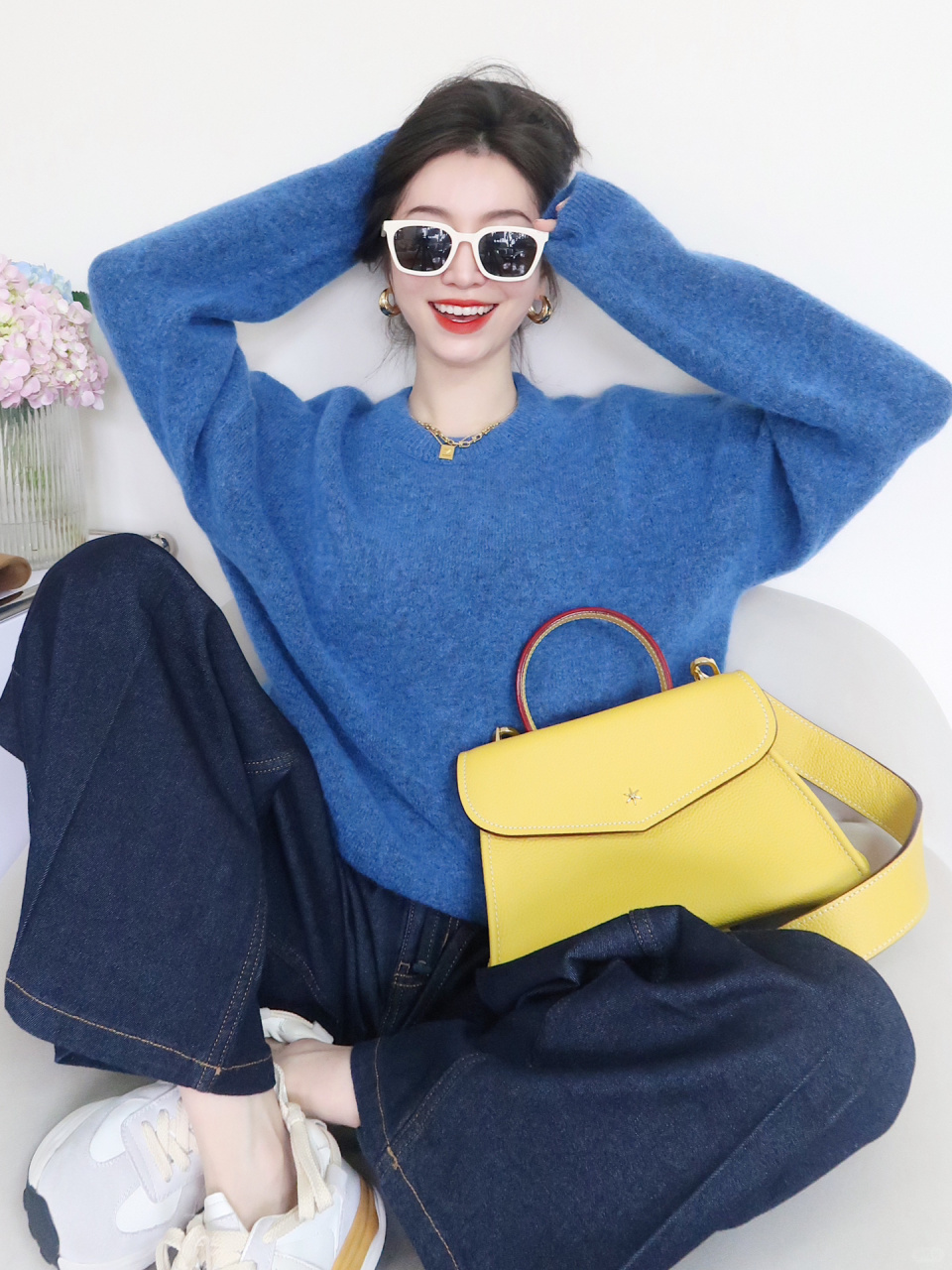 今天是简单又高级的同色系穿搭 显白的蓝色毛衣搭配高腰牛仔裤 真的一