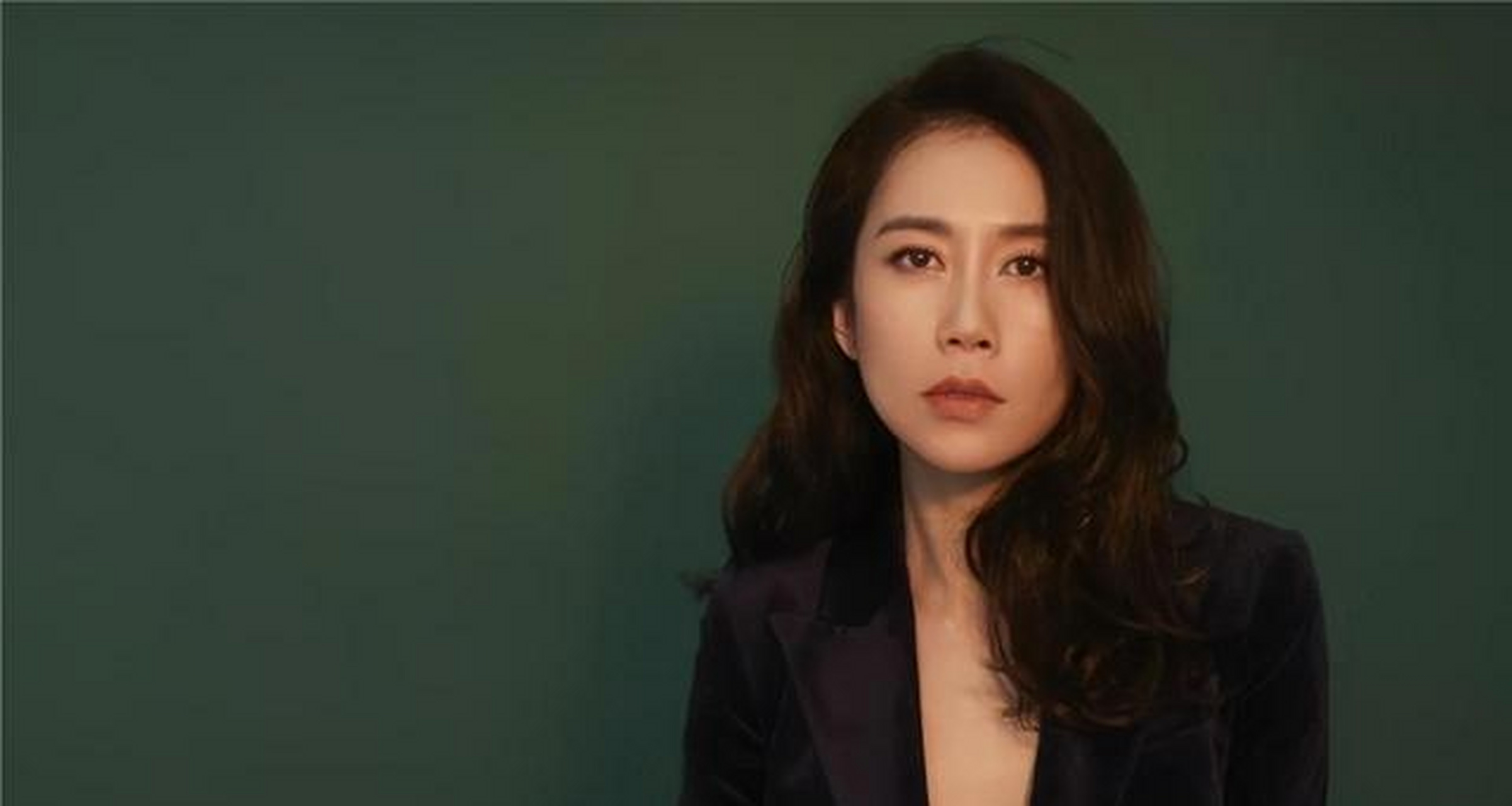 其实,细心的观众可能会发现温峥嵘和俞飞鸿长得有几分相像,很多人对这