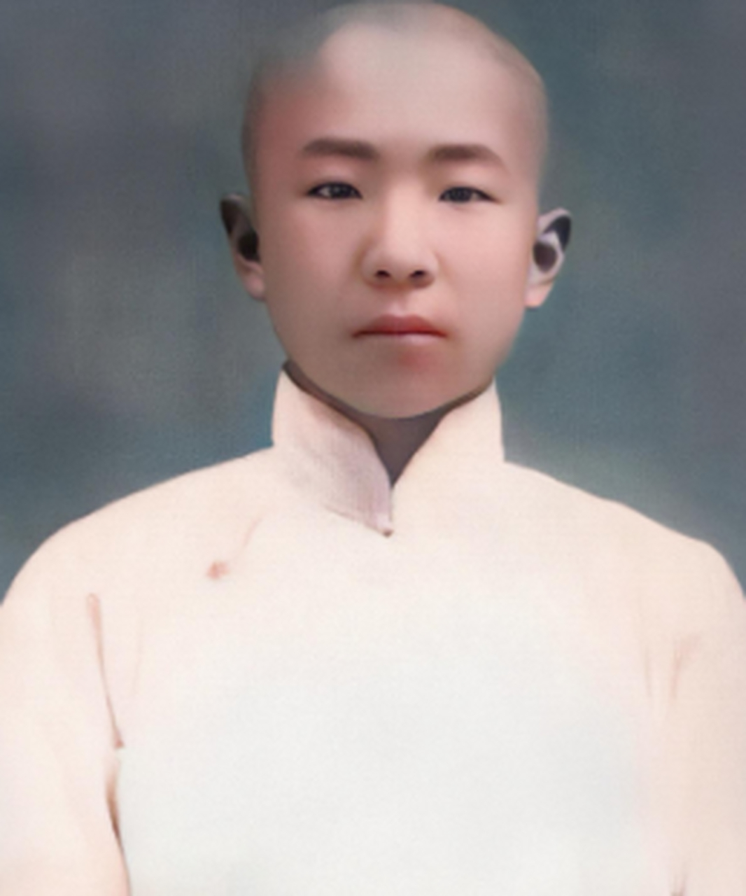 这张照片中的男孩,身穿小白褂,光头晒着阳光,看起来很像戏班里的小