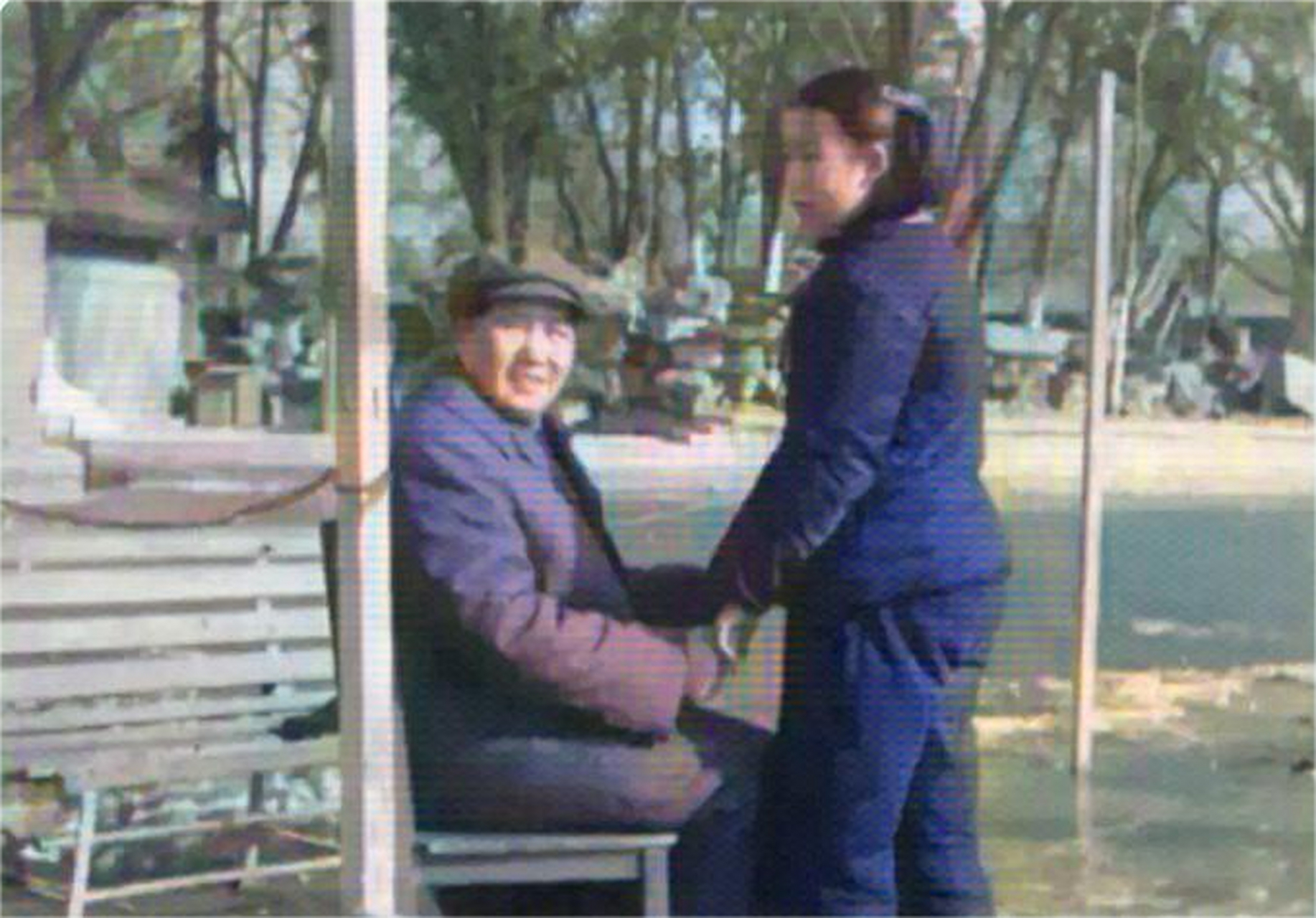 伟人和他的小女儿李纳坐在椅子上闲聊,这一刻,他只是一个父亲,享受着