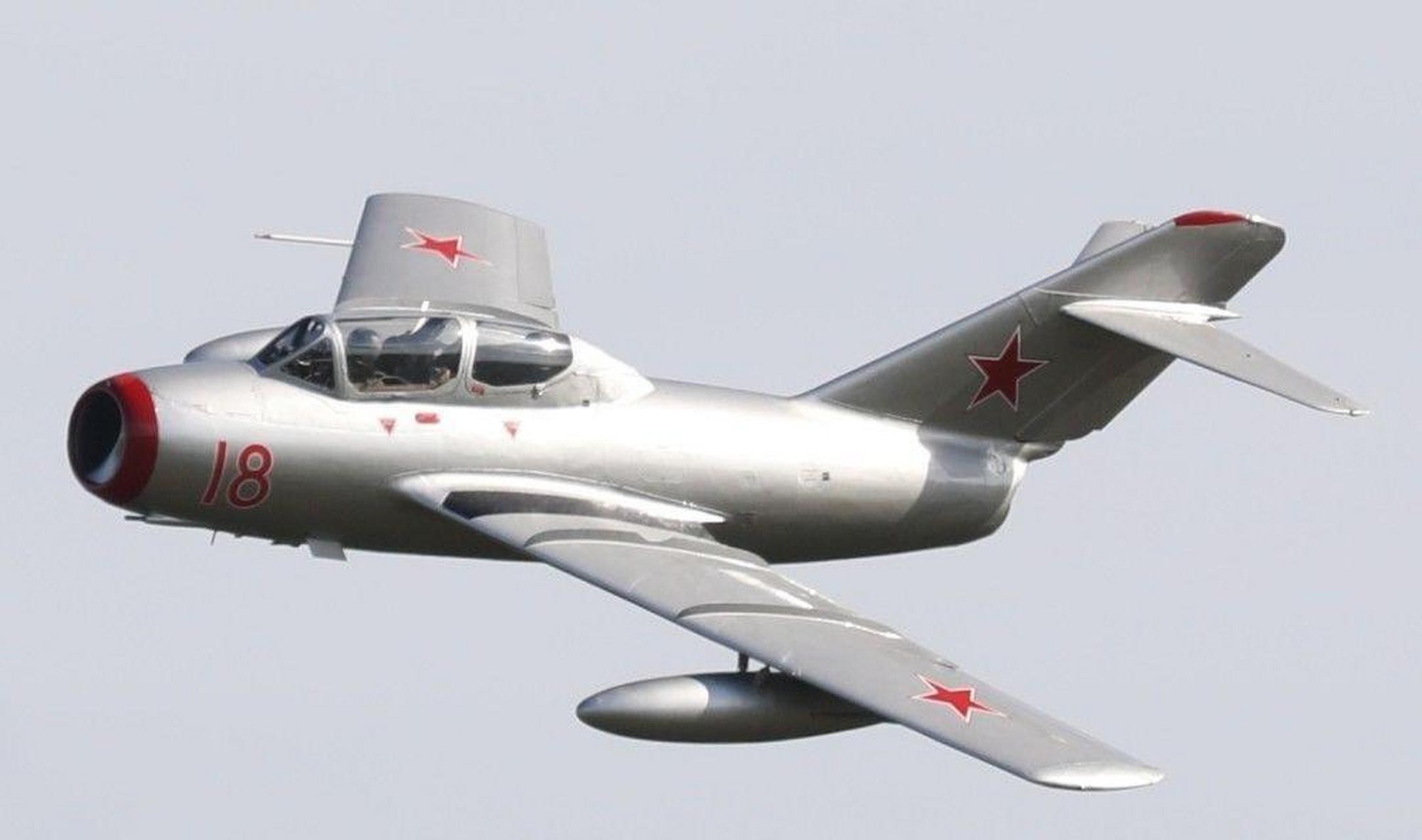 米格15飞机是如何驾驶的呢,首先要关闭飞机座舱盖,接着发动飞机,推动