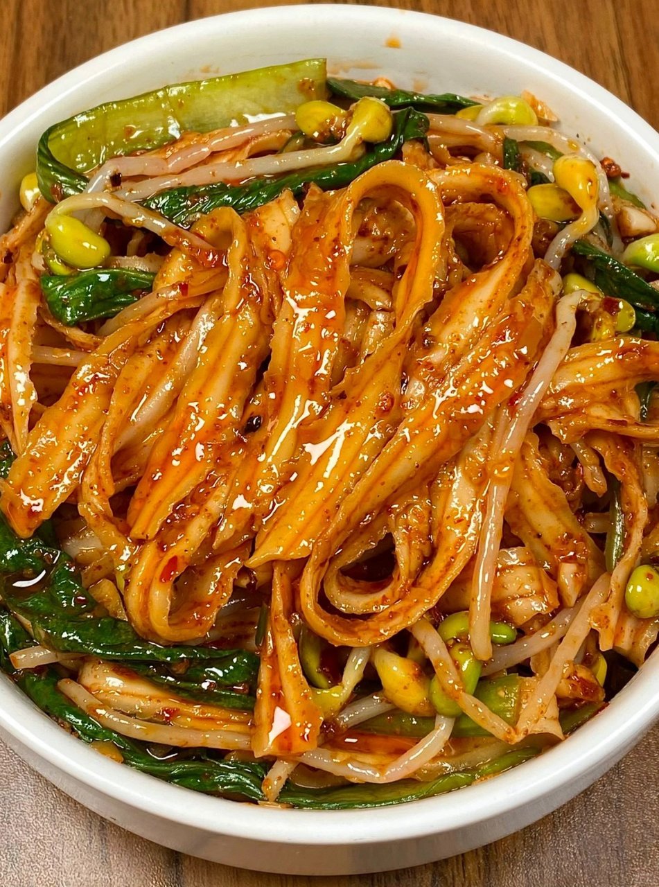 来上碗油泼面吧 香香辣辣,面条筋道入味,蔬菜解腻 真的泰爱嗦面啦!