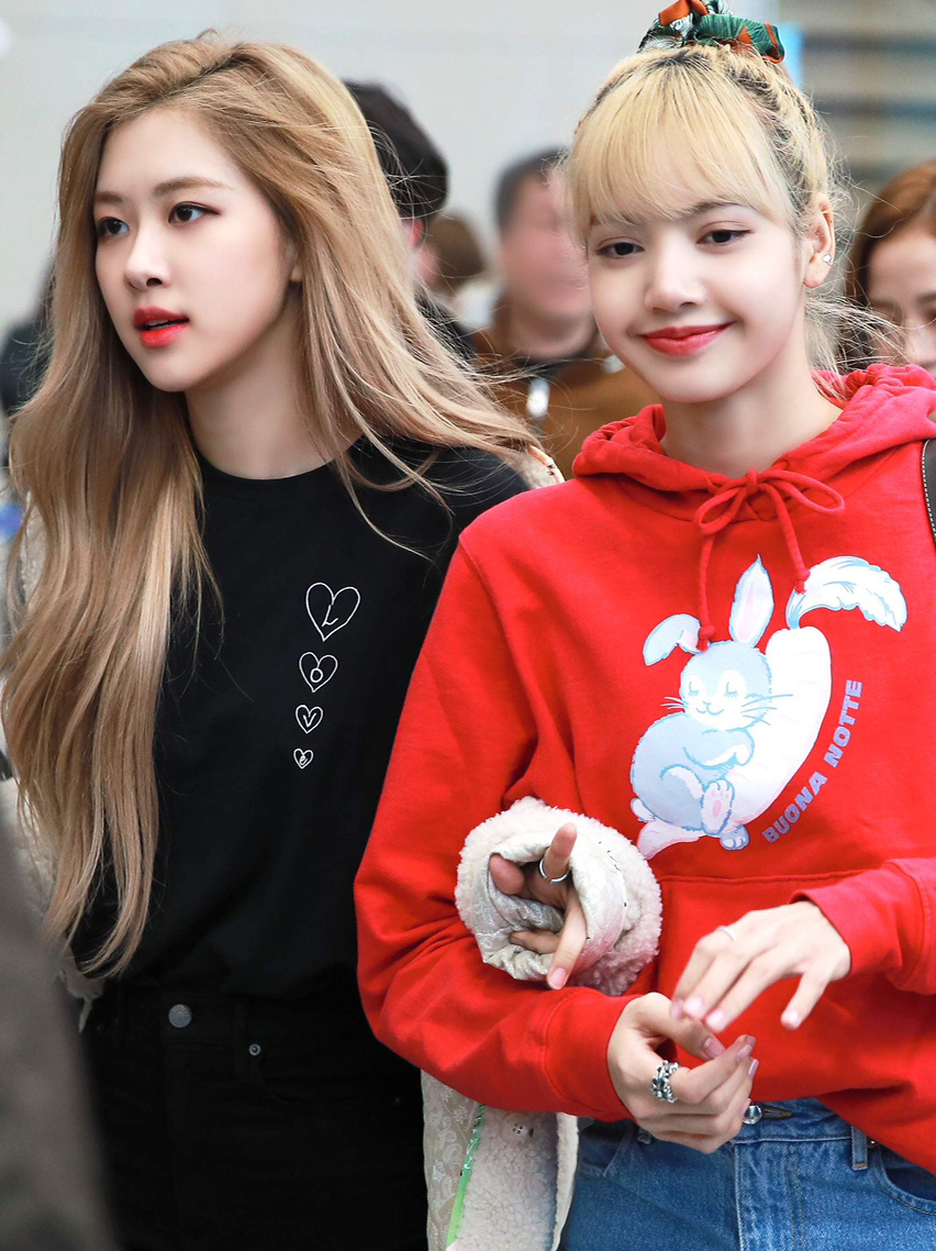 每日穿搭 rosé朴彩英日常私服穿搭分享 t恤|topshop 鞋子|三叶草