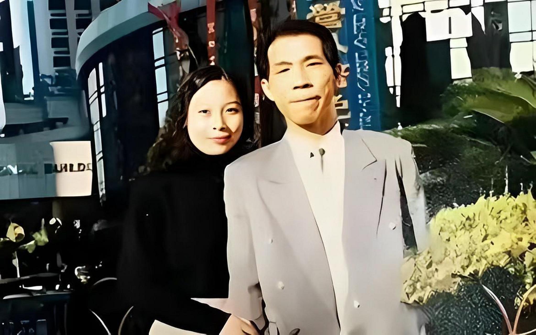 镜头里,劳荣枝小鸟似的依偎在法子英身边.看得出来两人十分恩爱.