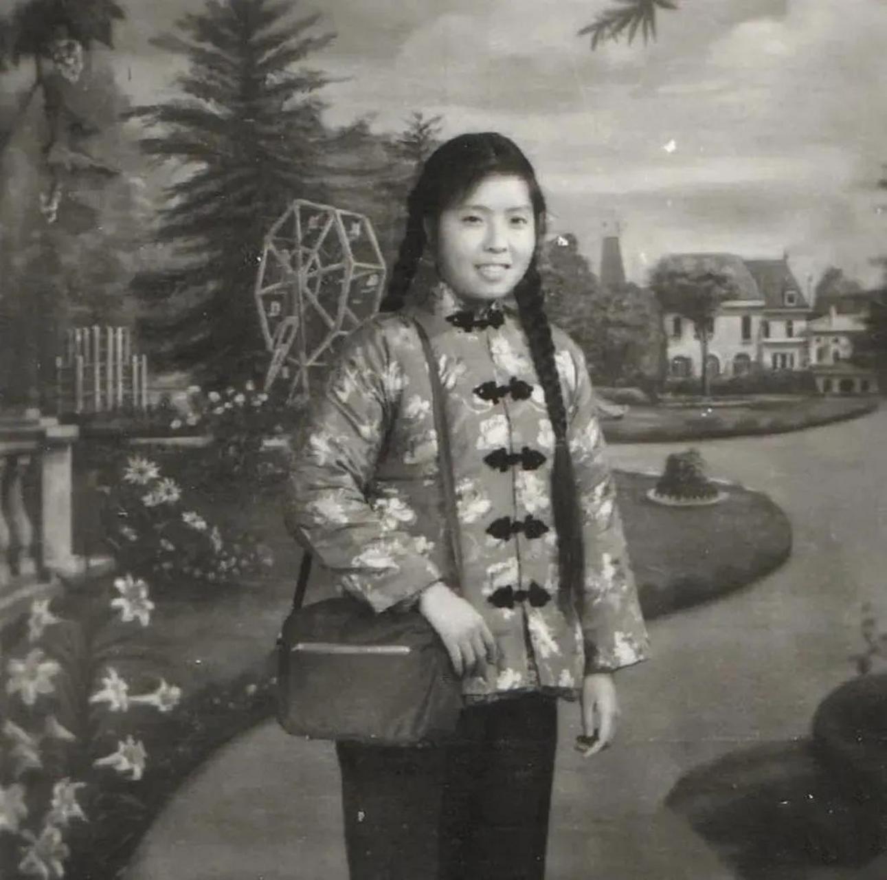 上个世纪60年代的一张照片,记录了当时一位年轻姑娘在照相馆里的模样.