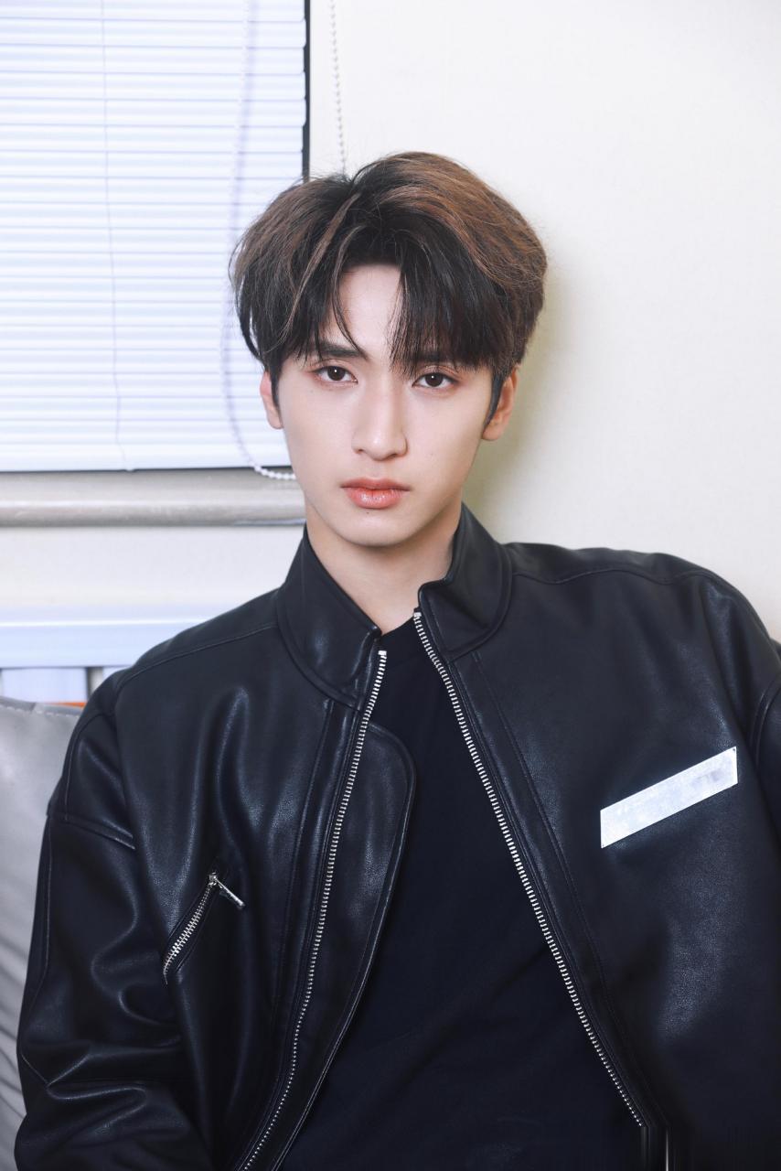 严浩翔好复杂的裤子严浩翔五彩斑斓的黑穿搭好帅啊喜欢