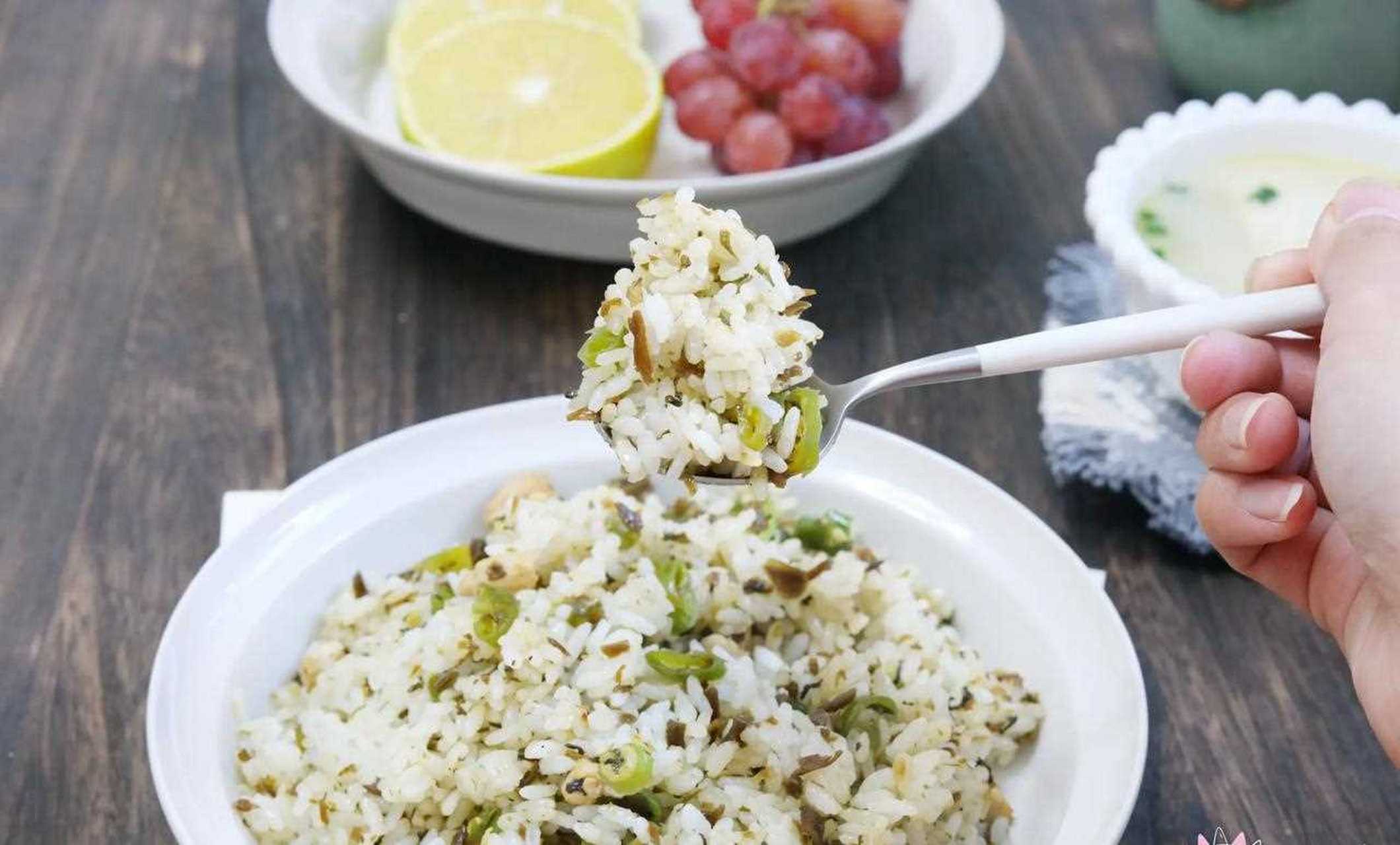 我的早餐日记鸡米芽菜炒饭,皇帝柑,葡萄,鲫鱼豆腐汤 今天的早餐吃了