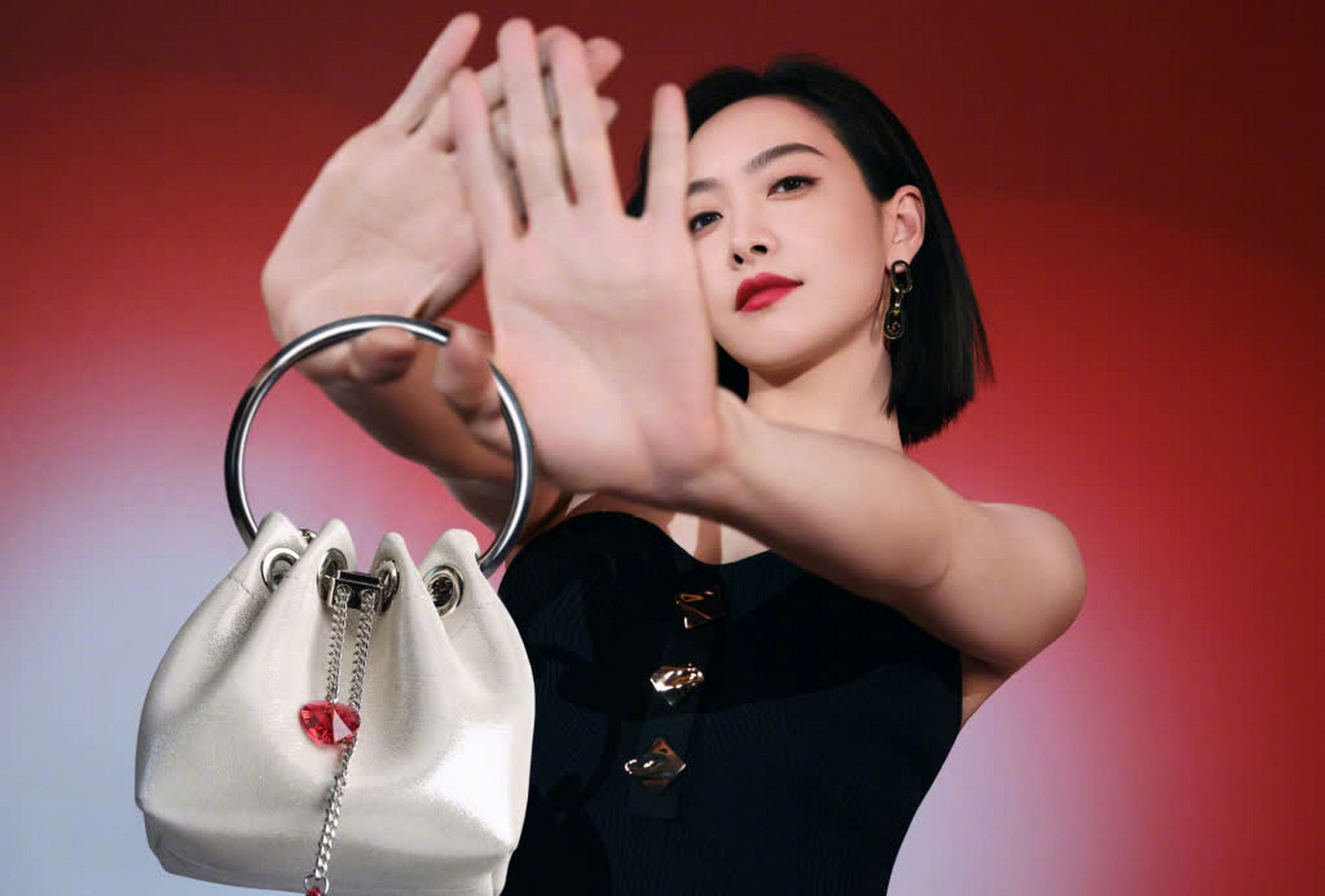 维多利亚victoria代言美照:齐肩短发,红唇,黑裙,高跟鞋,摩登风情,迷人