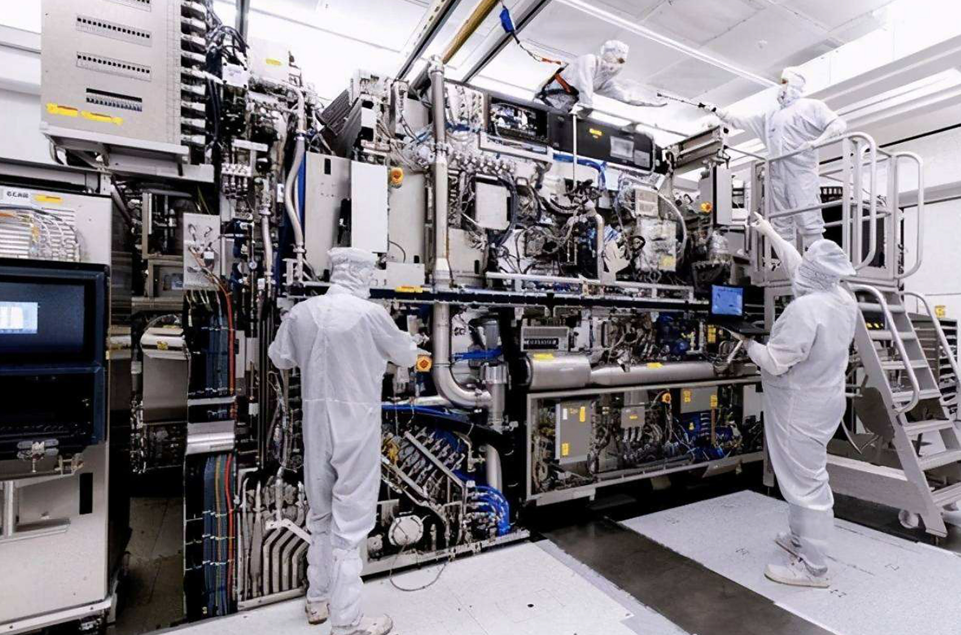 光刻机(lithography)又叫光刻系统,是制造各种芯片所必不可少的一种