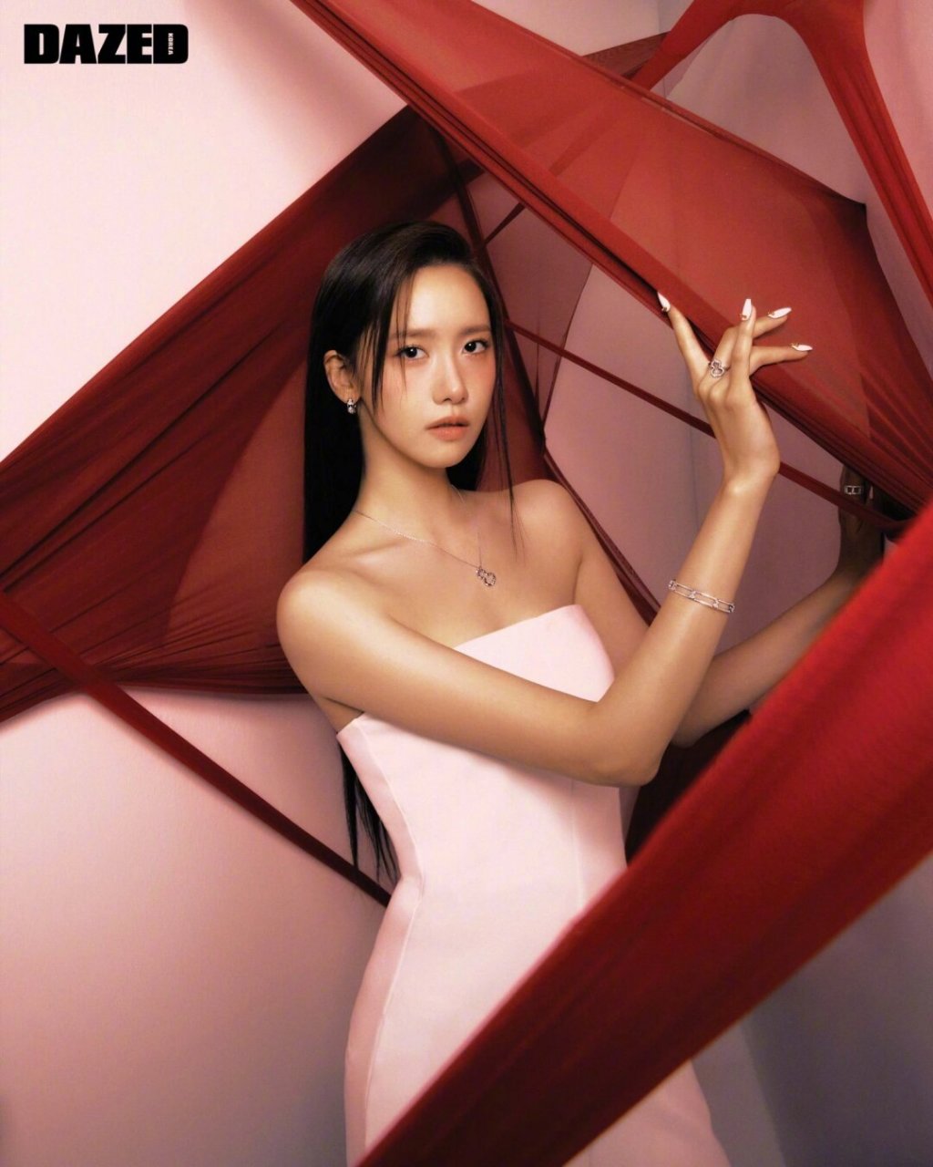 这一次的画报中,林允儿展示了她独特的魅力,以多变的造型和充满个性的