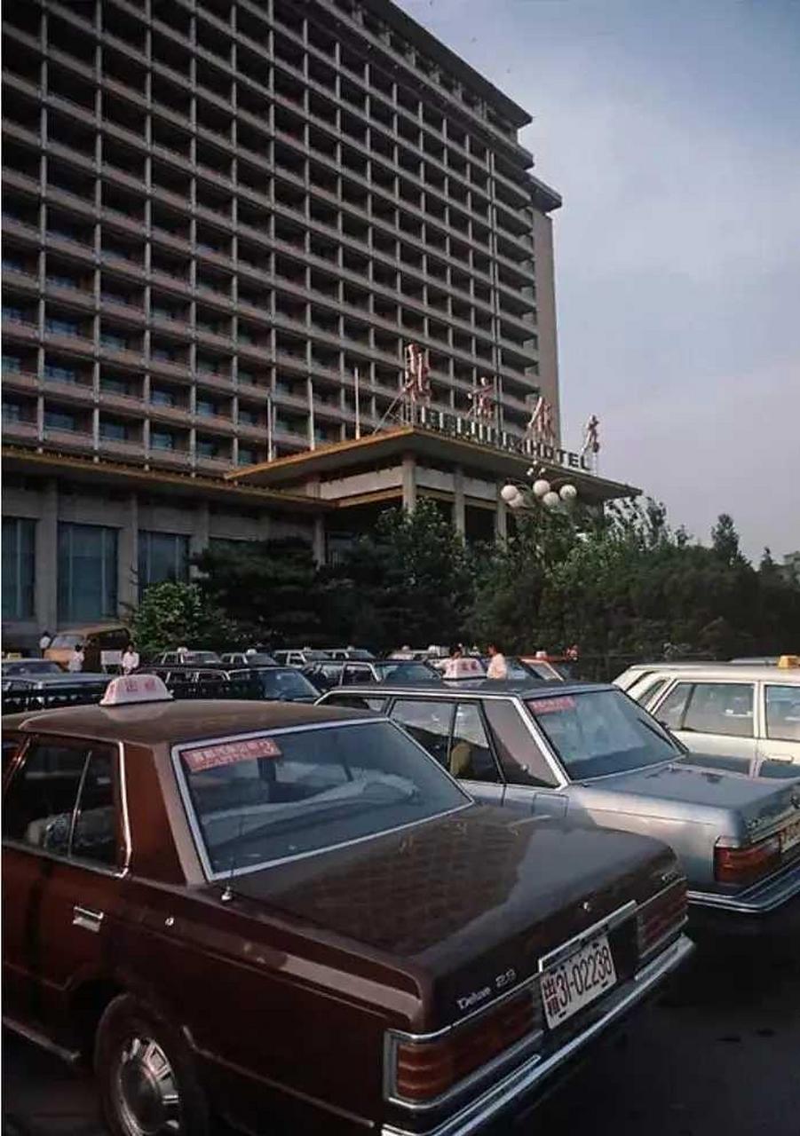 上世纪80年代,北京饭店门口的出租车