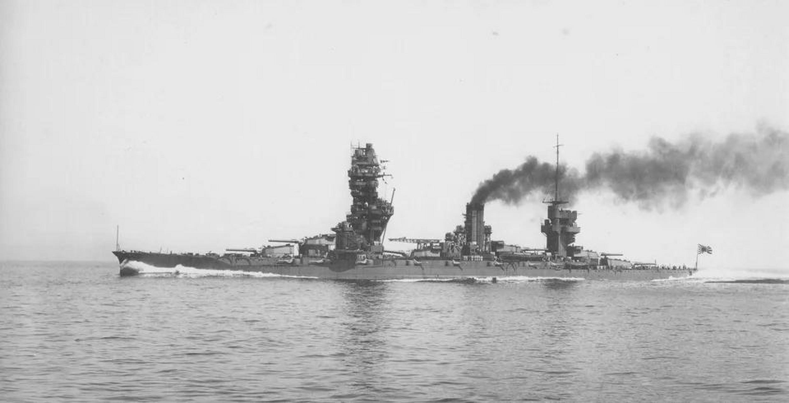 1933年重建后的日本,战列舰扶桑号在试航中高速行驶.