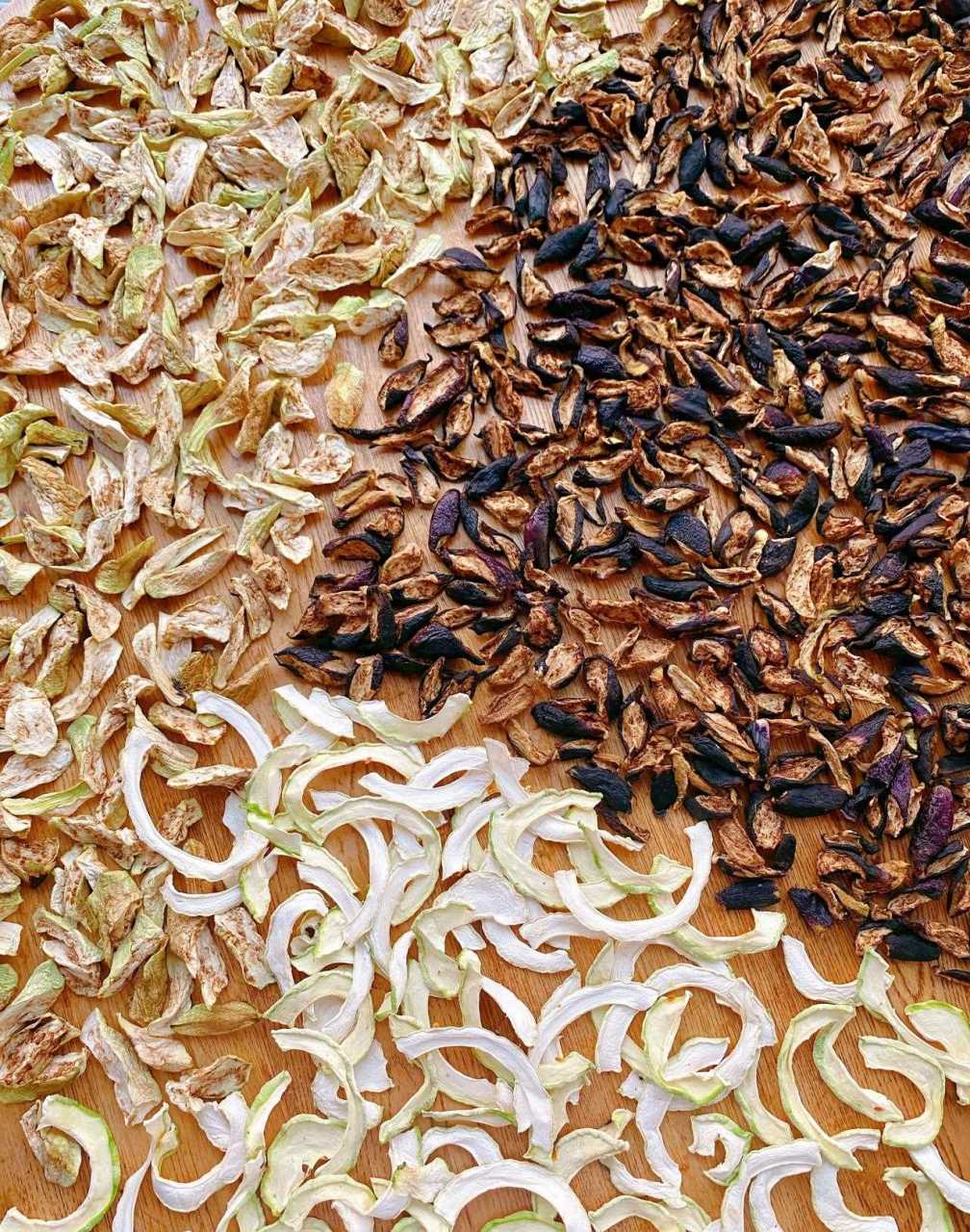 晾茄子干和西葫芦干[嘘] 打皮的和不打皮的就是不一样[呲牙][大笑]