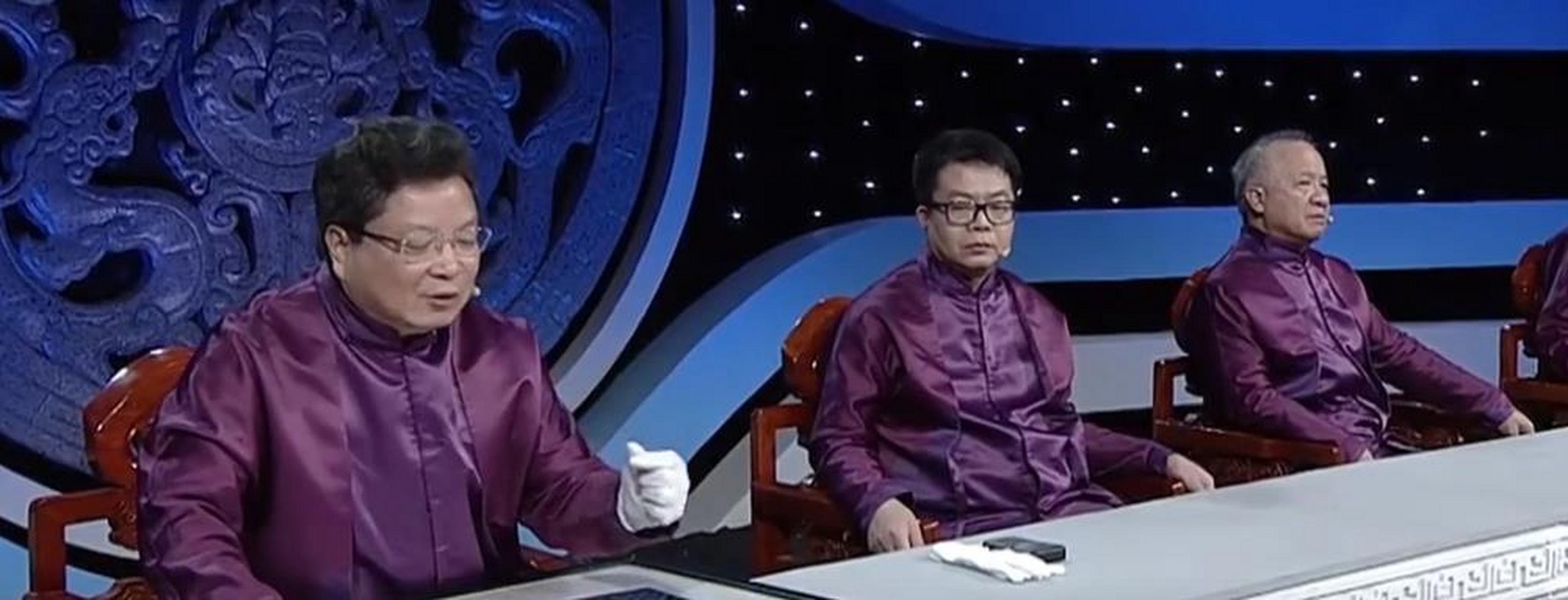 [太阳]鉴宝节目上一位大爷带祖传龙袍上台鉴宝,专家看后竟鉴定为赝品