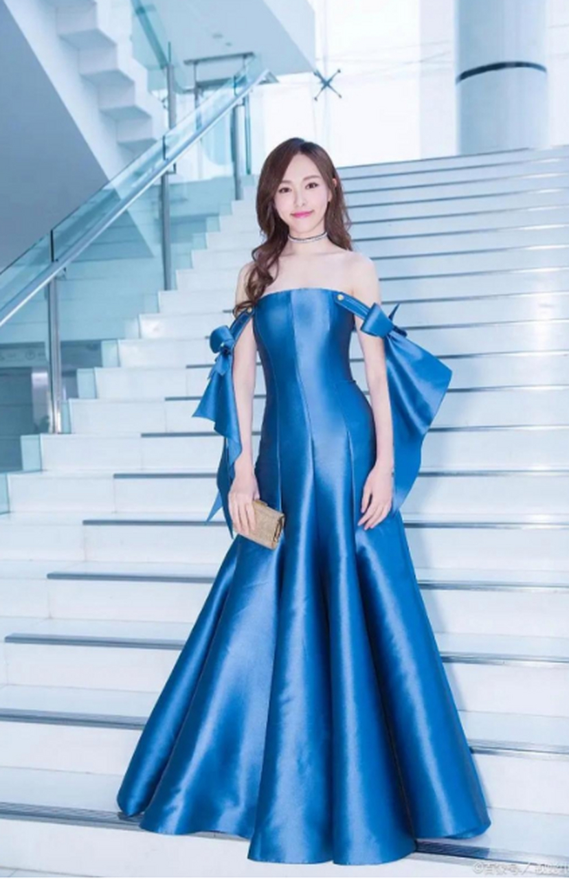 唐嫣这身蓝色抹胸长裙造型,搭配大波浪长发,肌肤白皙,端庄优雅,笑容