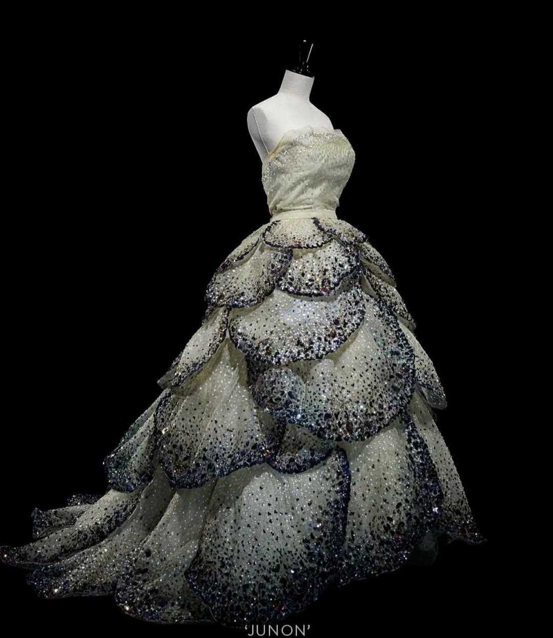 迪奥dior的历史沉淀,1玫瑰花高级时装雕塑 2迪奥小姐裙3晚礼服,对花朵