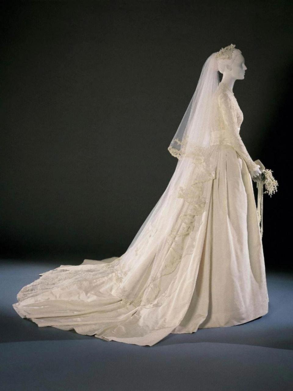 王室成员婚纱不得不提的格蕾丝·凯利  格蕾丝·凯利这件1956年的婚纱