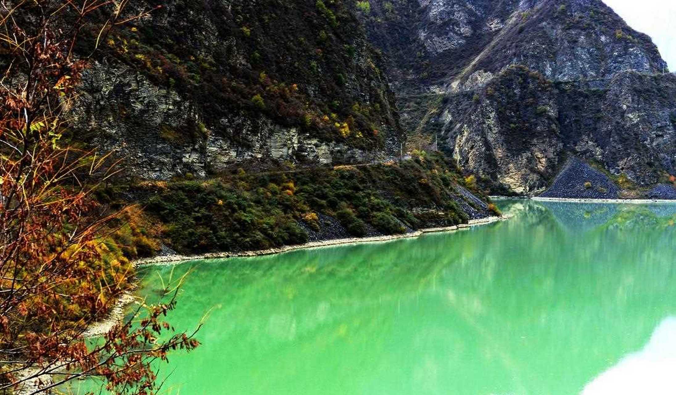叠溪海子,又名松平沟,有"小九寨"之称,位于四川省阿坝藏族羌族自治州